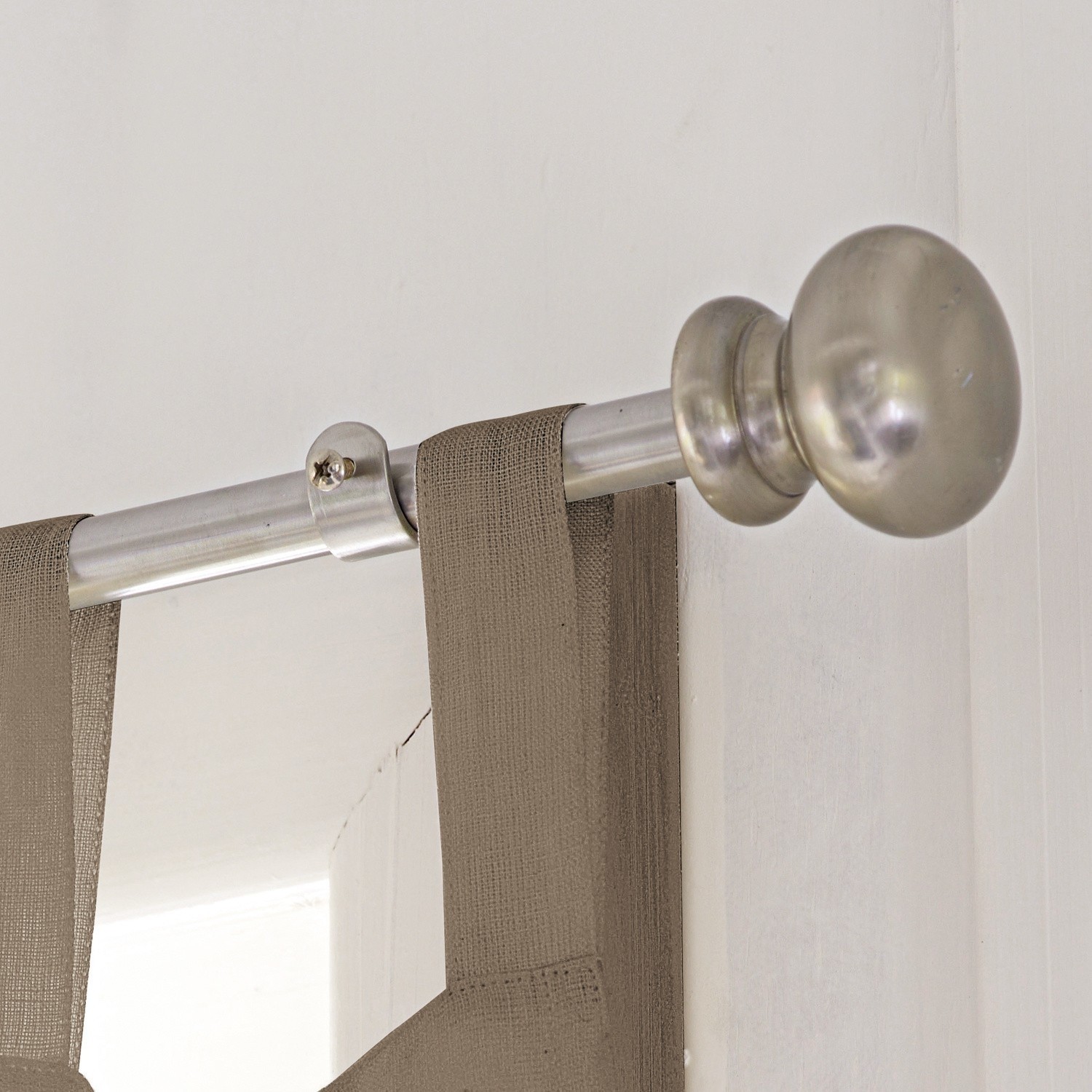 Gordijnroede Henderson Zilverkleurige metalen gordijnroede met beige lussen voor raamdecoratie