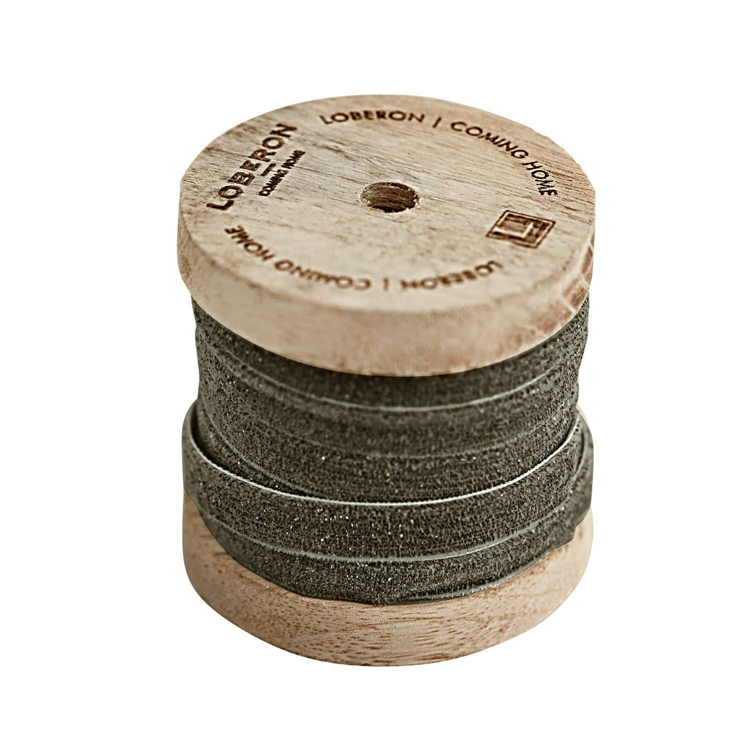 Ruban en velours olive enroulé sur une bobine en bois pour décoration et bricolage
