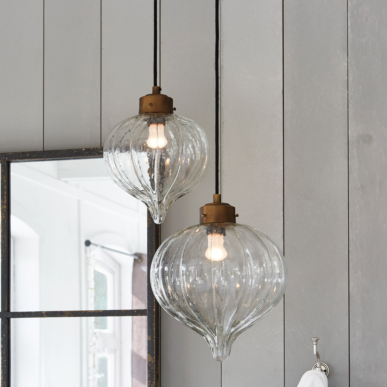 Hanglamp set van 2 Baisse Twee hangende glazen lampen met messing details in vintage stijl voor stijlvolle interieurdecoratie