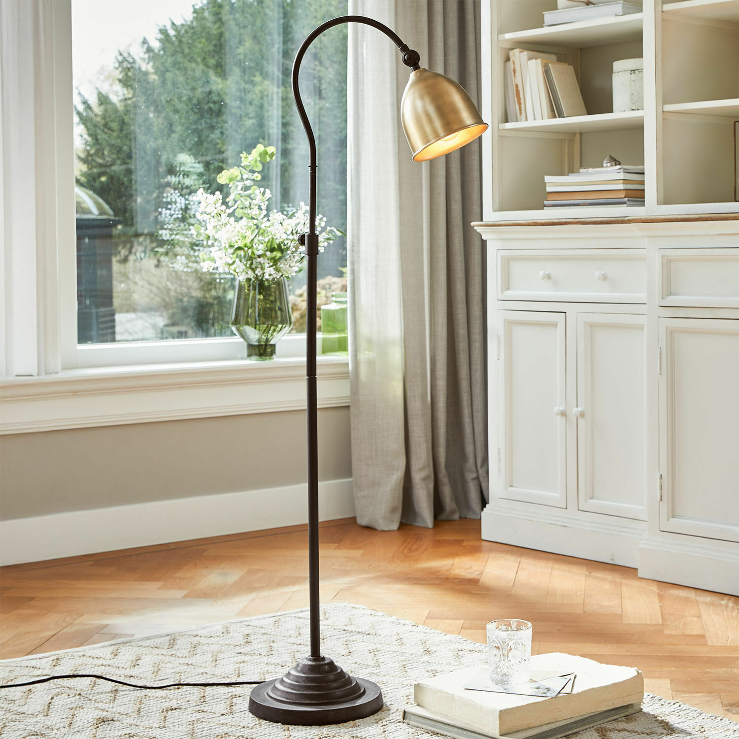 Vloerlamp Zurélac Staande lamp van zwart metaal met messing kap, geschikt voor woonkamer en leeshoek