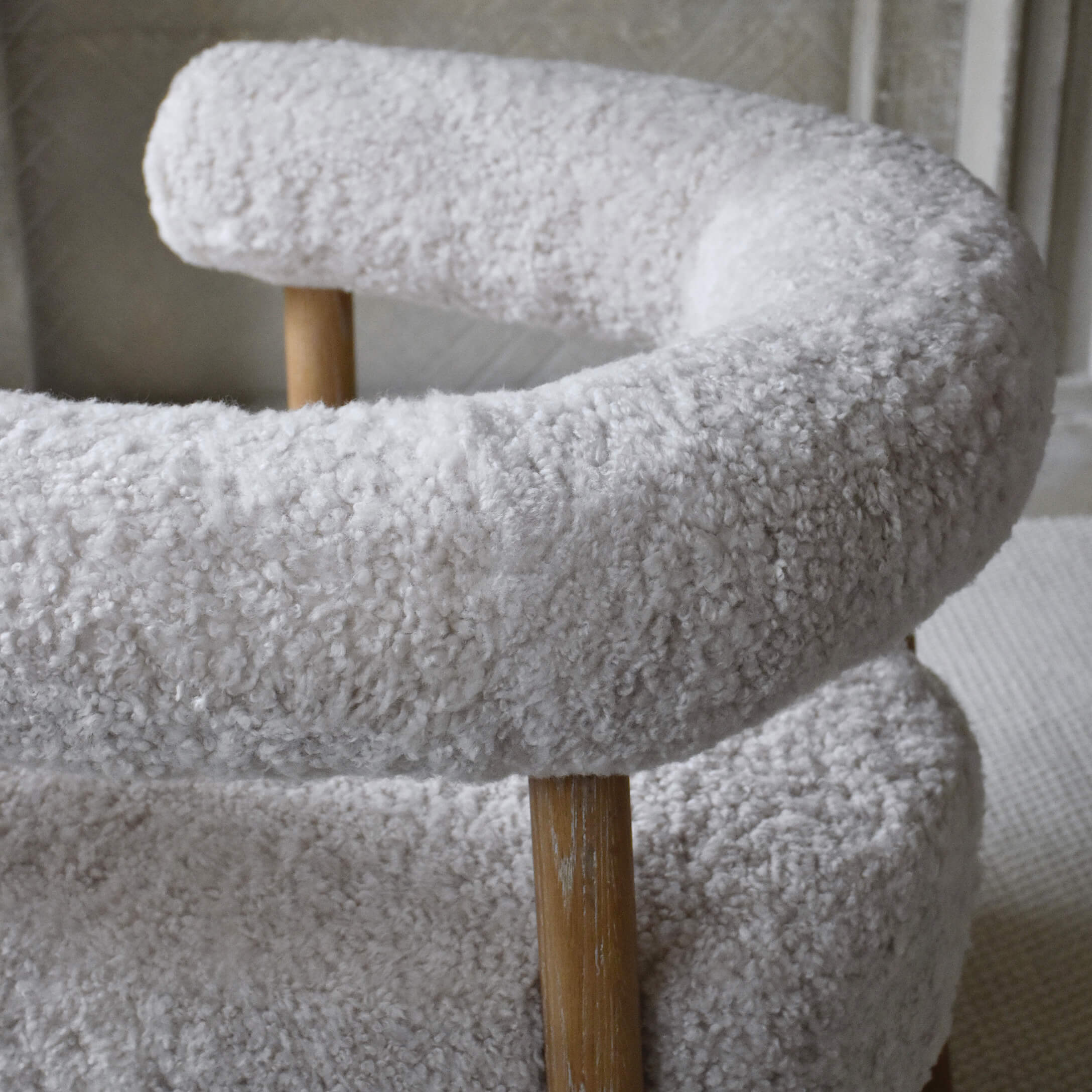 Fauteuil doux avec revêtement en peluche blanche et pieds en bois pour salon moderne