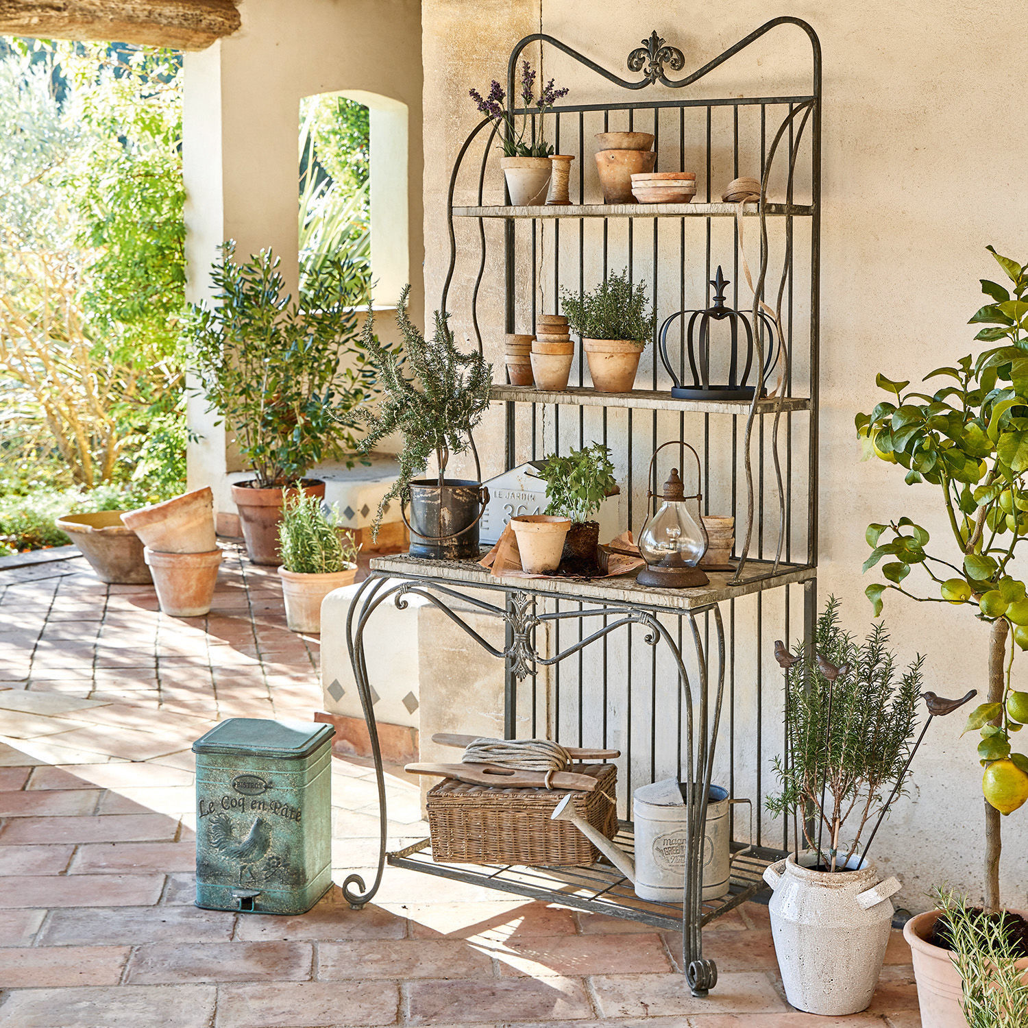 Étagère Rentlor Étagère de jardin en métal avec pots en terre cuite sur une terrasse en briques au style rustique