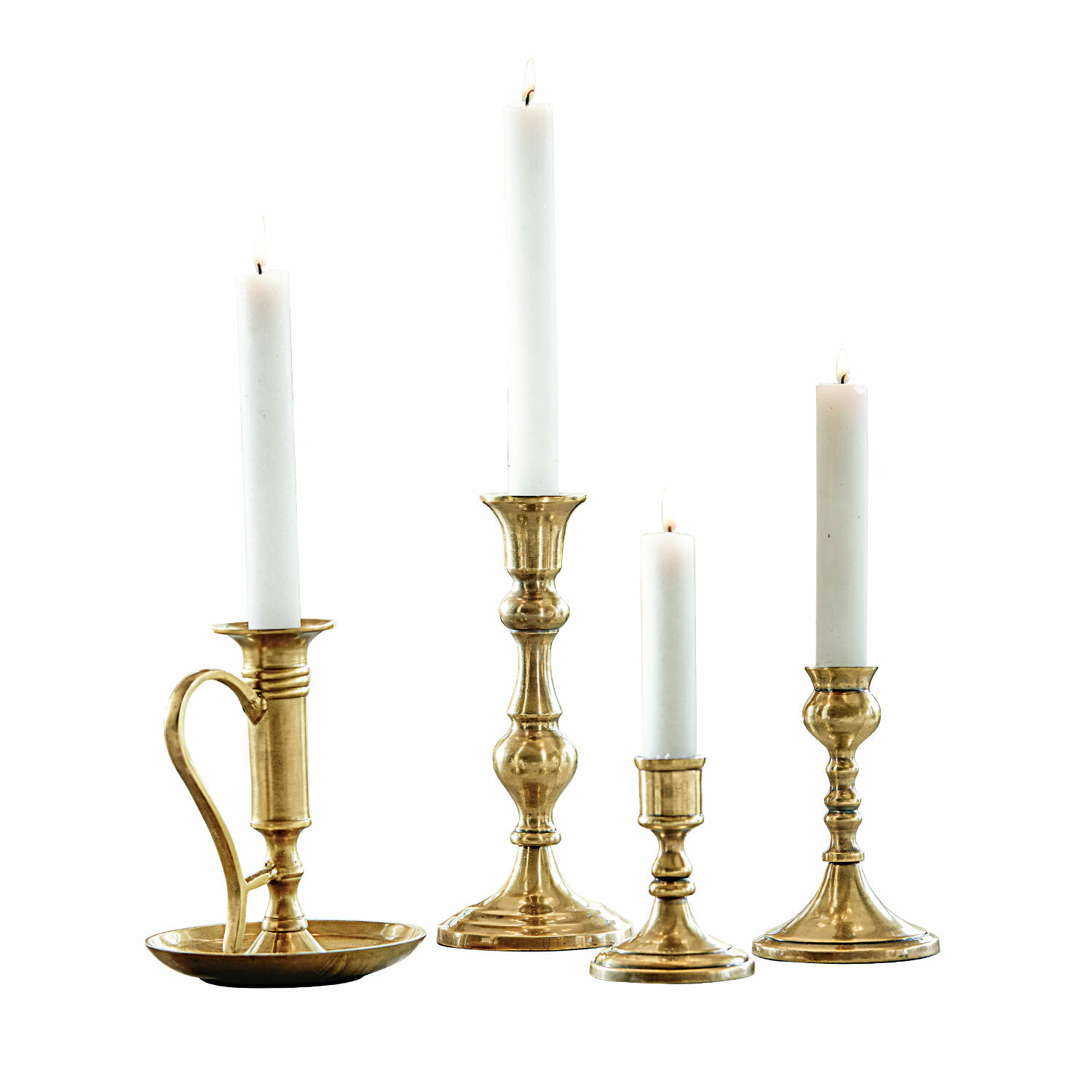 Kandelaar set van 4 Maxéville Set van vier messing kandelaars met witte kaarsen, klassieke woondecoratie