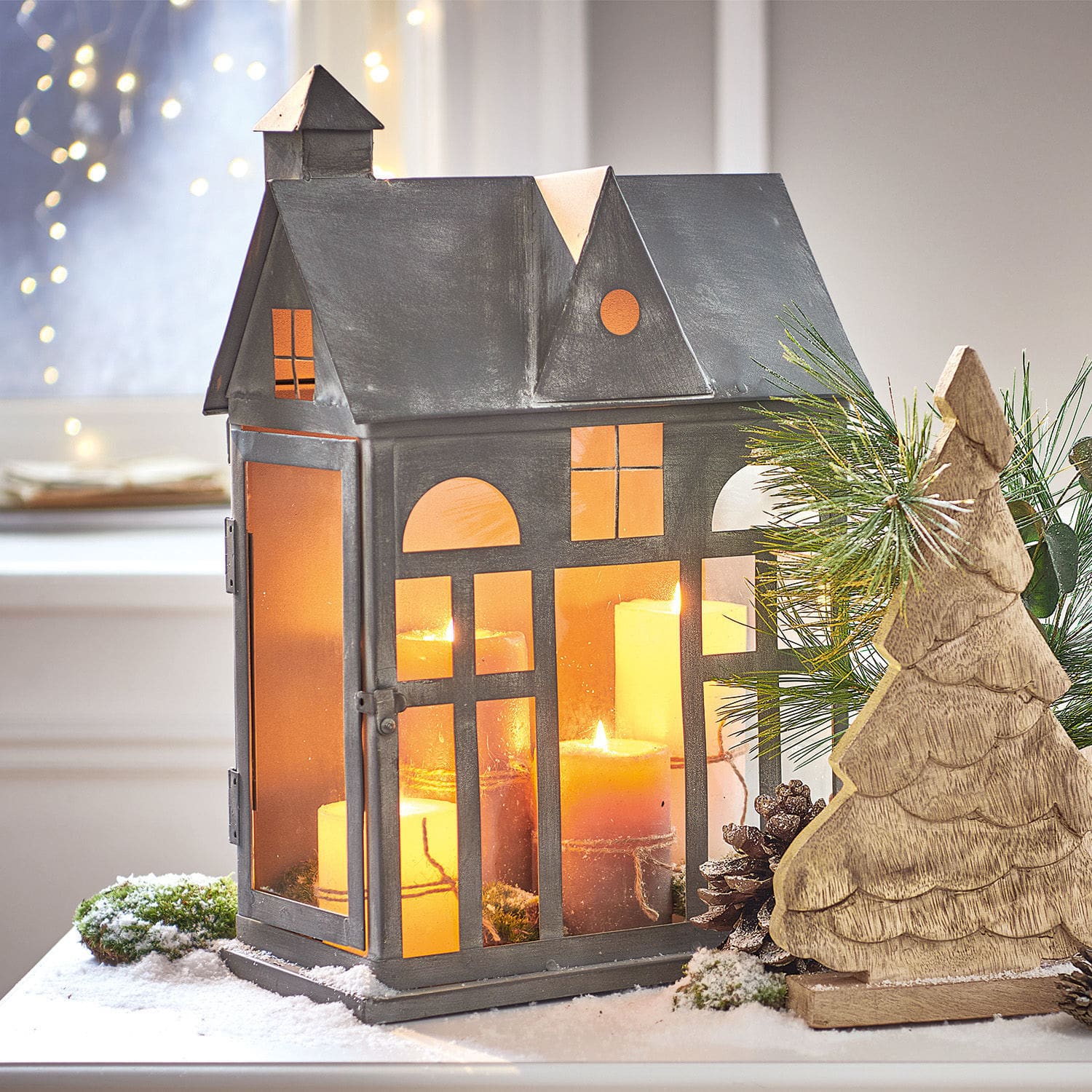 Lantaarn Sweet Home Metalen lantaarn in huisvorm met oranje glas en kaarsen, winterse decoratie