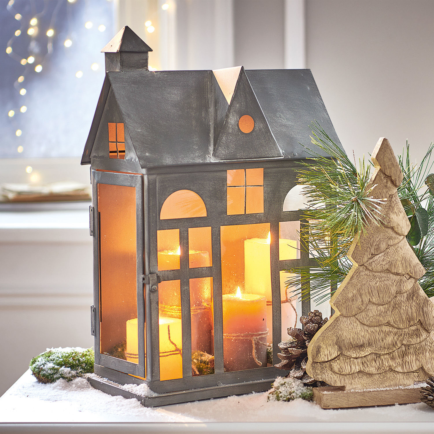 Lantaarn Sweet Home Metalen lantaarn in huisvorm met oranje glas en kaarsen, winterse decoratie