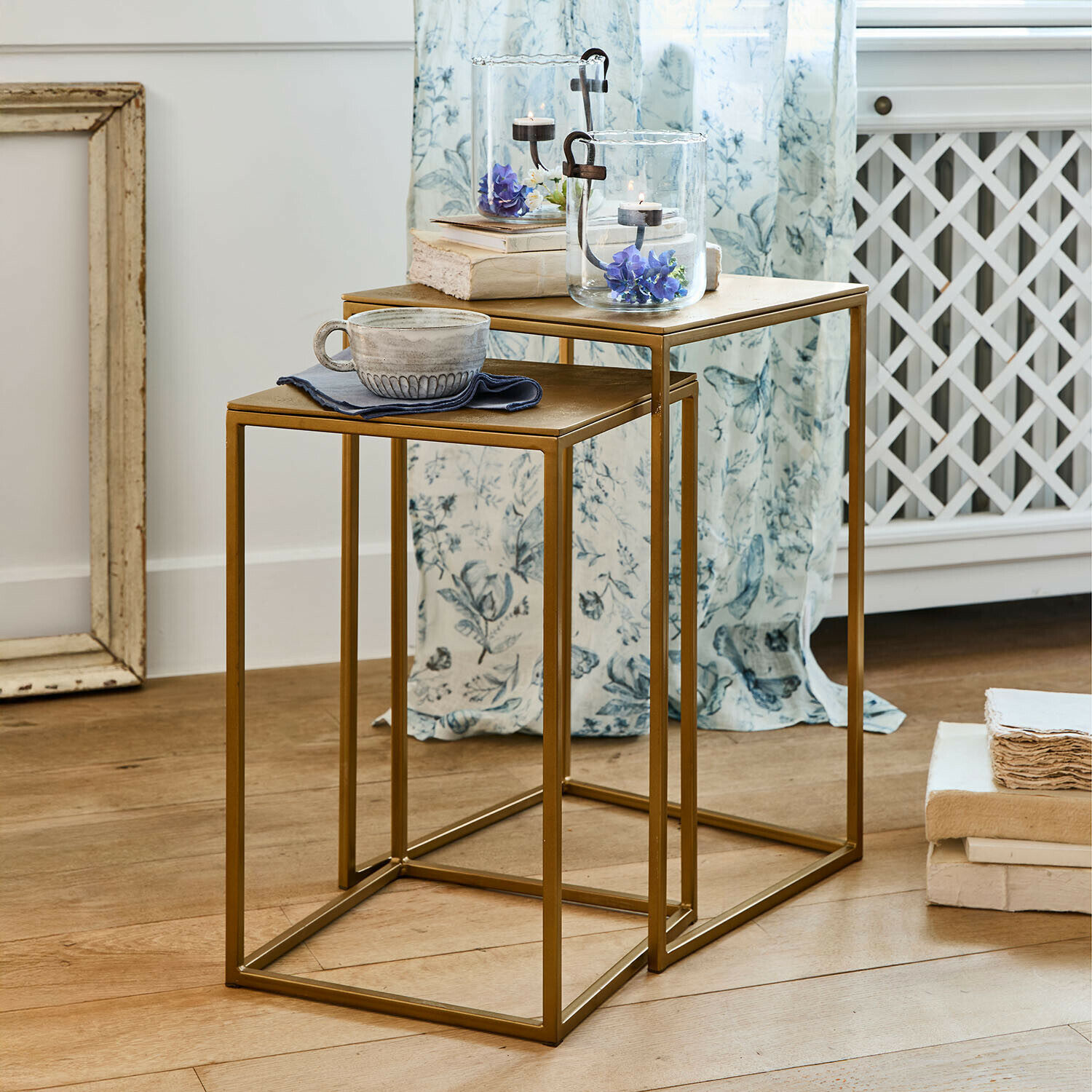 Lot de 2 tables d'appoint Olvenzo Ensemble de deux tables d'appoint en métal doré au design minimaliste pour salon moderne
