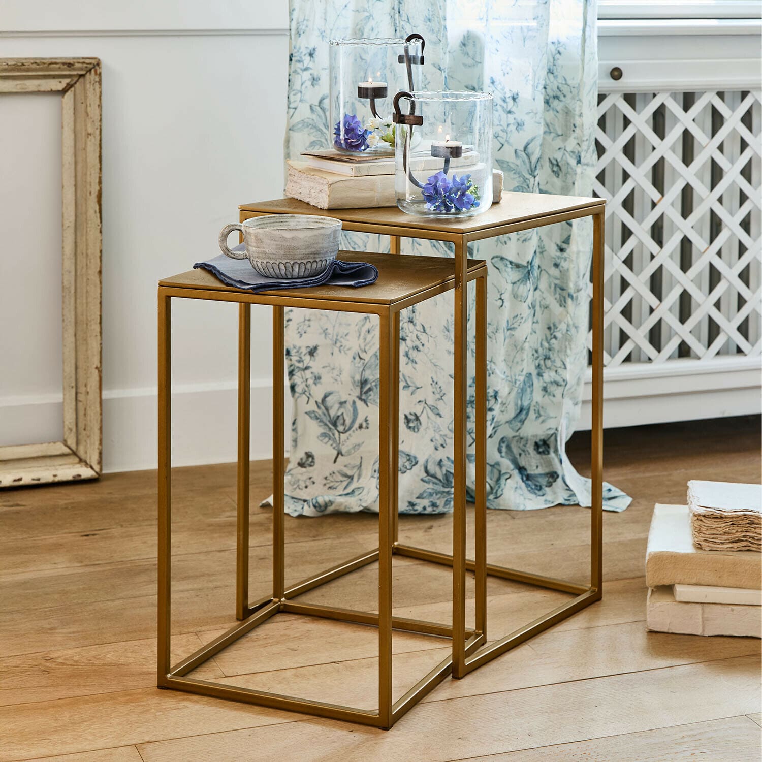Bijzettafel set van 2 Olvenzo Set van twee gouden metalen bijzettafels met minimalistisch design voor de woonkamer