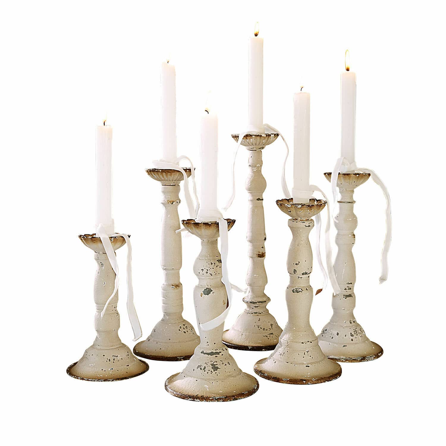 Lot de 6 bougeoirs Rivondelle Ensemble de sept chandeliers en métal blanc vieilli avec bougies blanches allumées