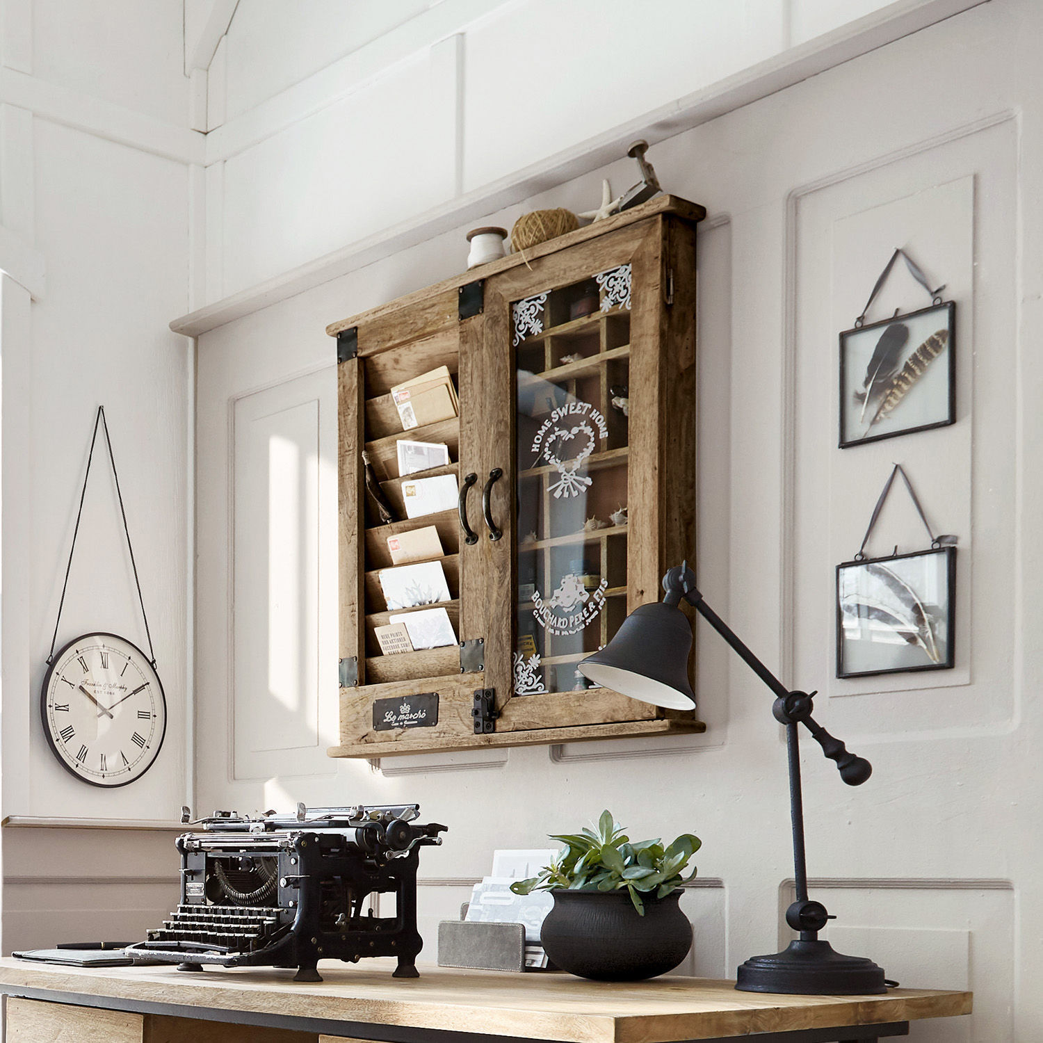 Organiseur Shelby Armoire murale en bois avec porte vitrée et rangement pour lettres dans un style vintage