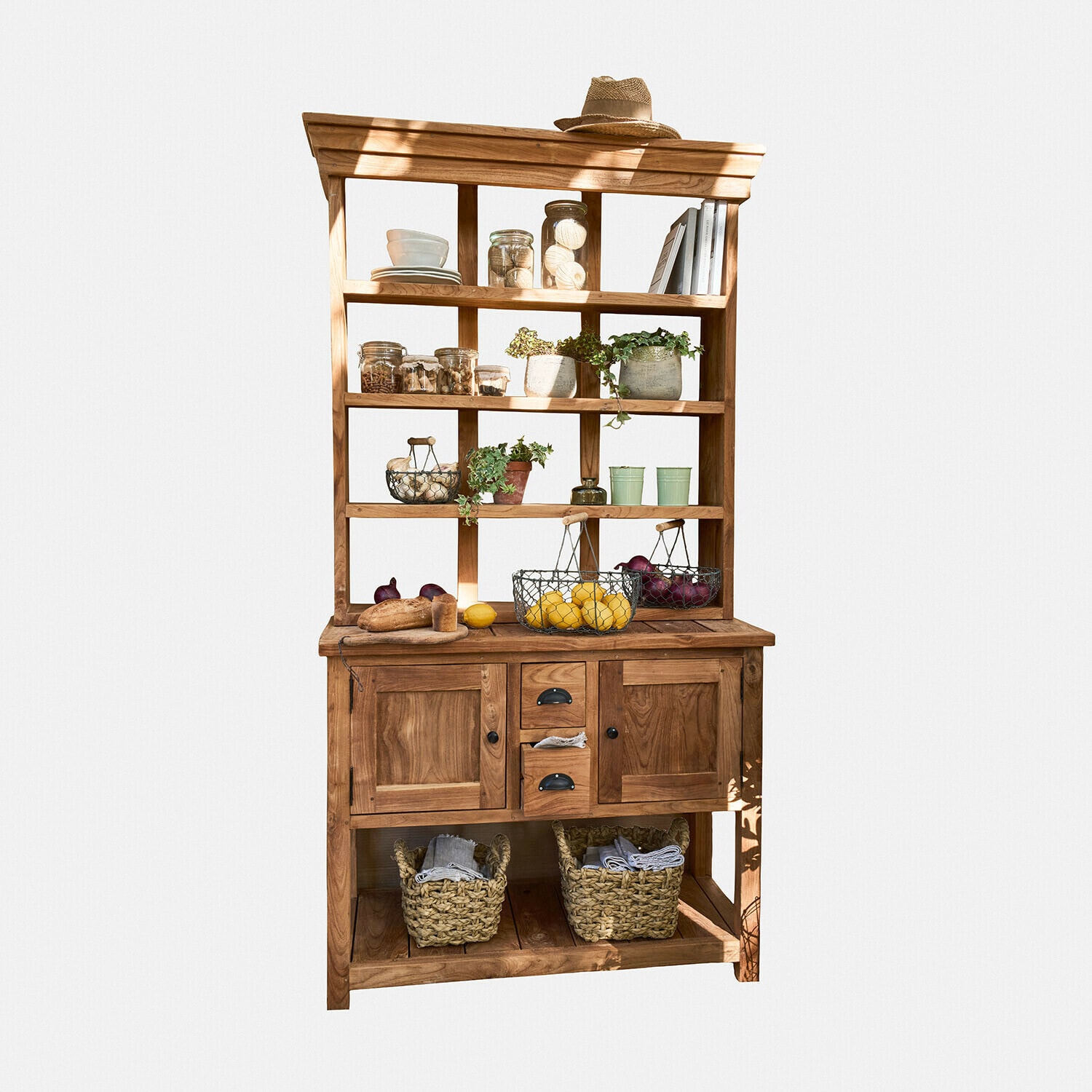 Buffet Ellamie Buffet en bois naturel avec étagères ouvertes, paniers et décorations de cuisine rustique