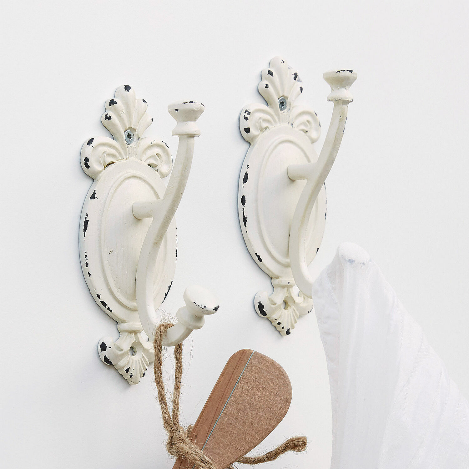 Set van twee witte metalen wandhaken met verouderde look voor het ophangen van handdoeken en accessoires