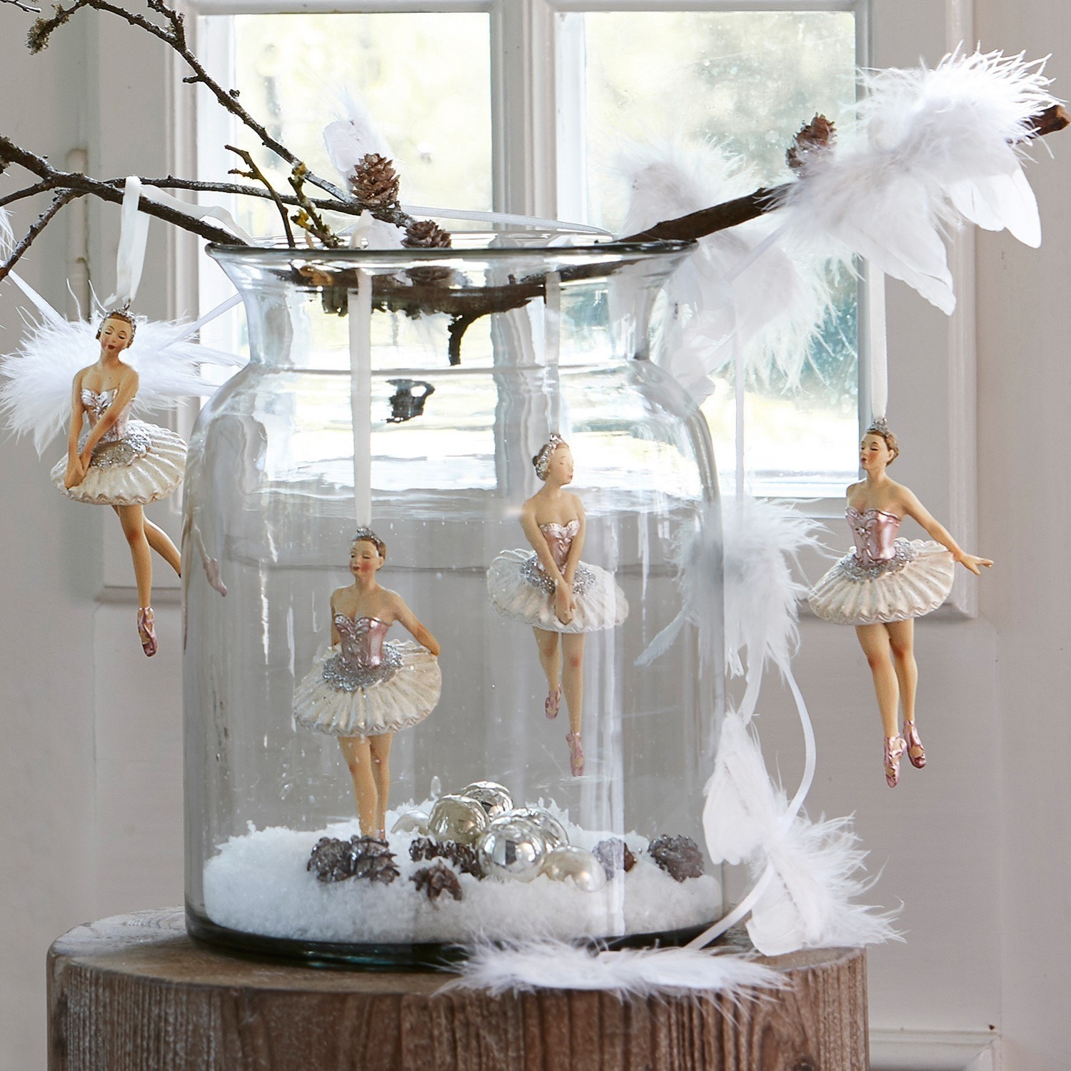 Lot de 4 figurines Tadley Vase en verre avec décorations de ballerines en tutu rose et plumes sur branche, décoration festive