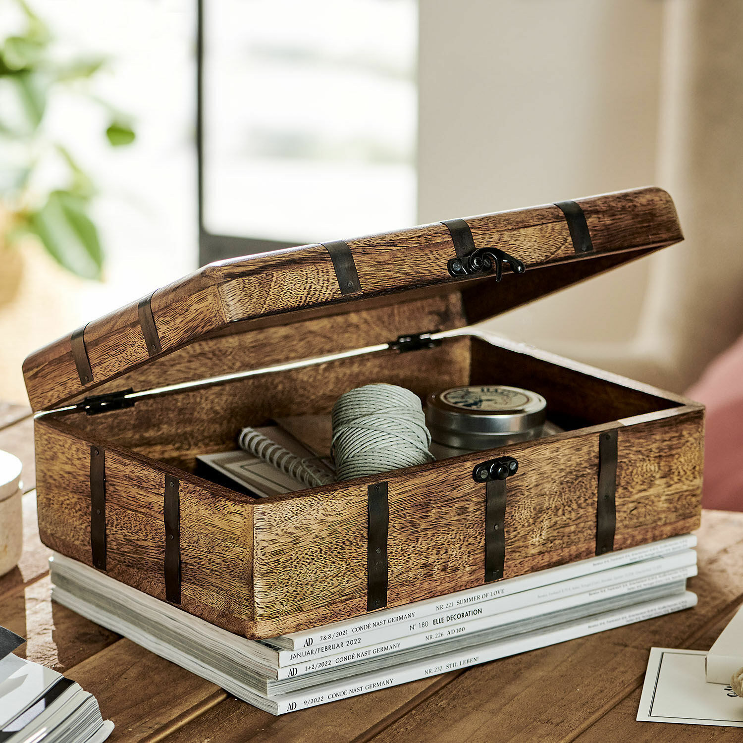 Decoratieve box Dennis Port Decoratieve houten doos met metalen beslag in natuurlijke kleur voor opslag en bureau