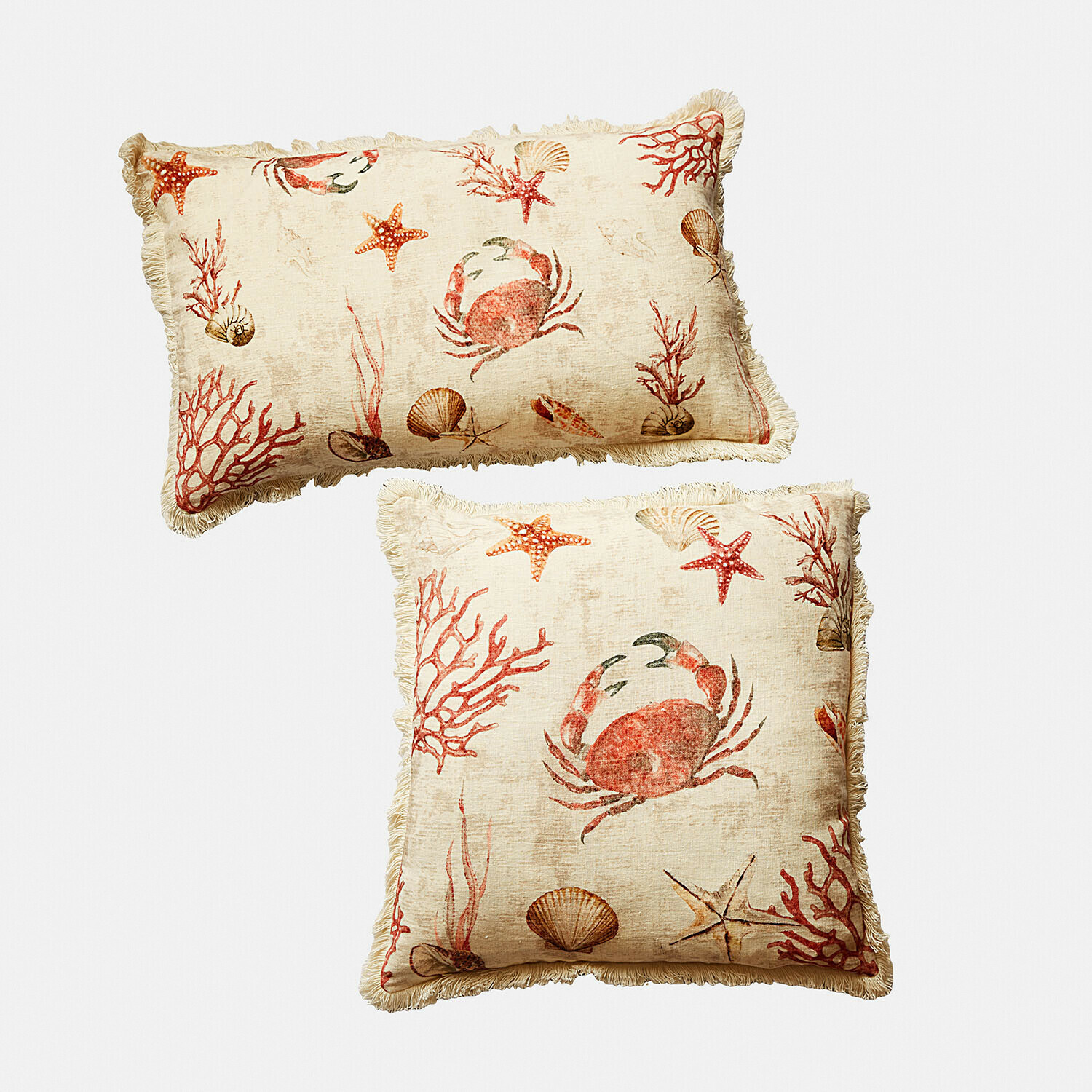 Kussenhoes set van 2 Celorin Set van twee decoratieve kussens van beige linnen met krab- en schelpmotief, franjes aan de rand