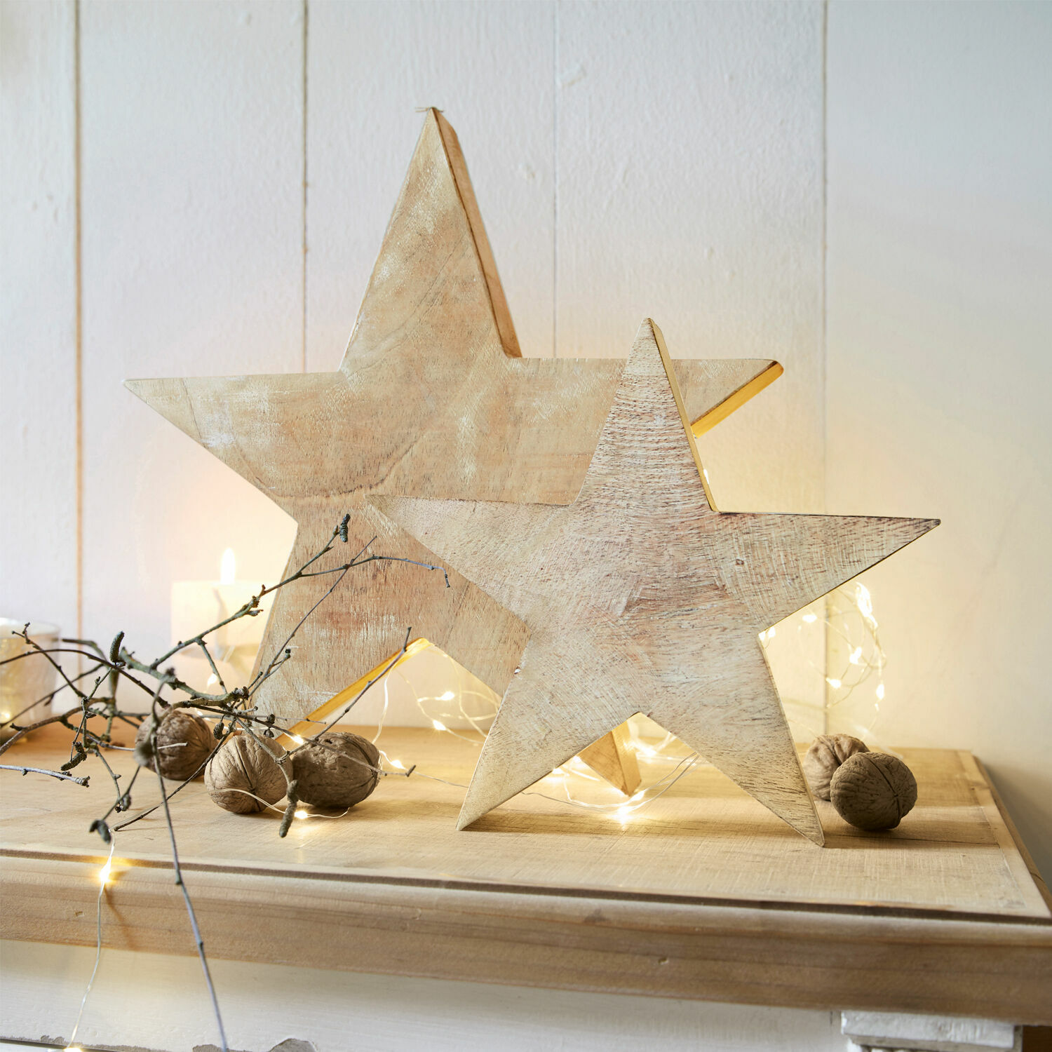 Ster set van 2 Dunino Houten sterren in natuurlijke kleur als decoratie op feestelijke tafel met noten en LED-lichtjes