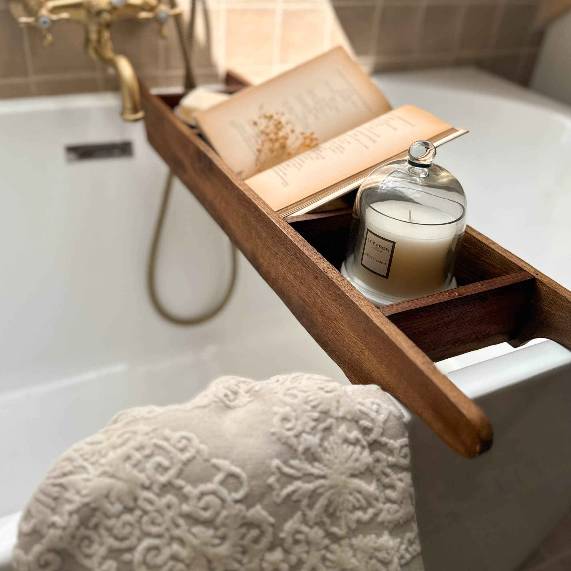Plateau en bois pour baignoire avec bougie blanche et livre ouvert, accessoire de bain relaxant