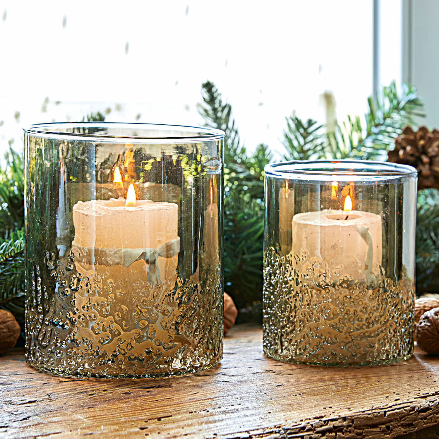 Windlicht set van 2 Plélo Glazen windlichten van gerookt glas met witte kaarsen op een rustieke houten tafel