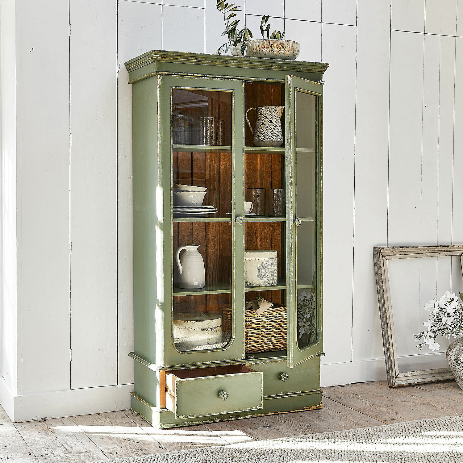 Kast Cassanet Groene houten vitrinekast met glazen deuren en lade in rustieke stijl voor decoratie