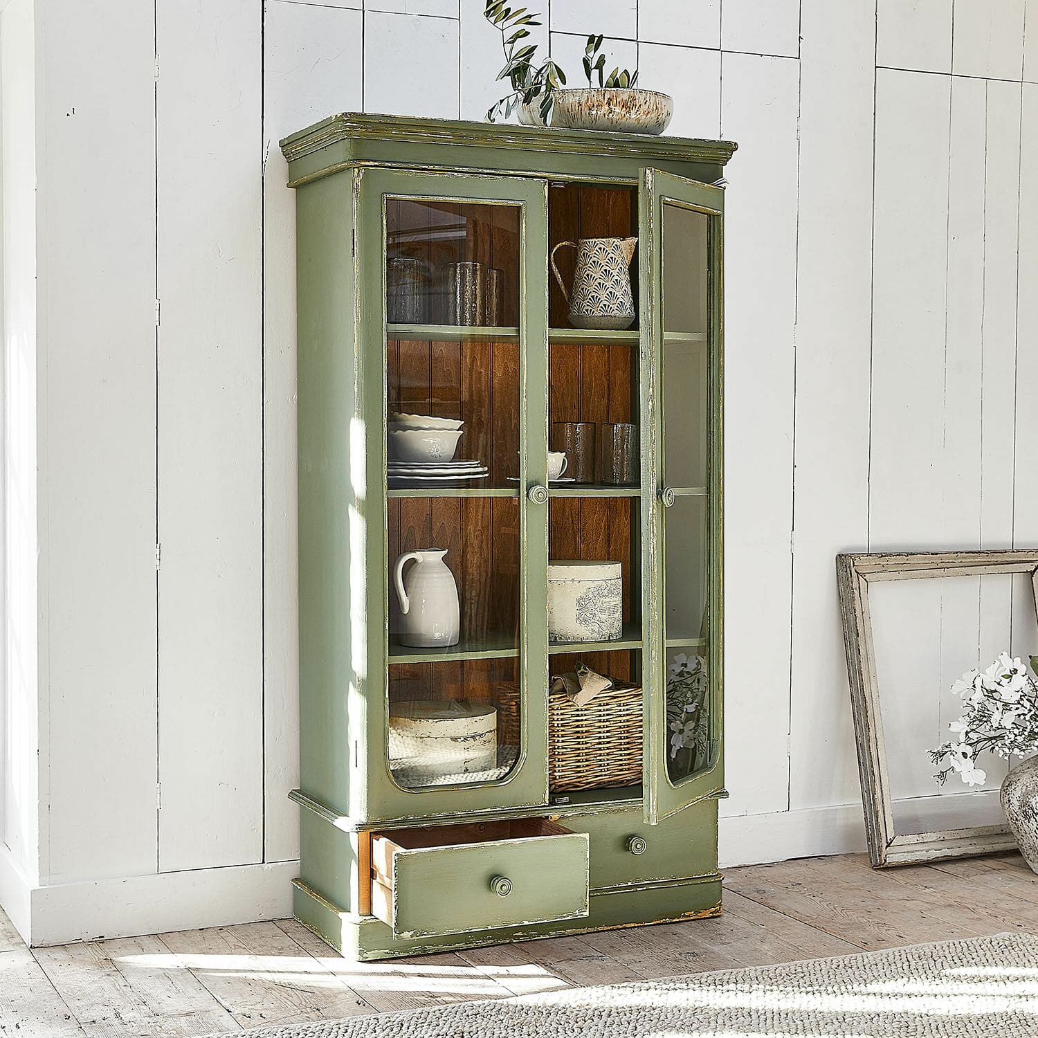 Kast Cassanet Groene houten vitrinekast met glazen deuren en lade in rustieke stijl voor decoratie