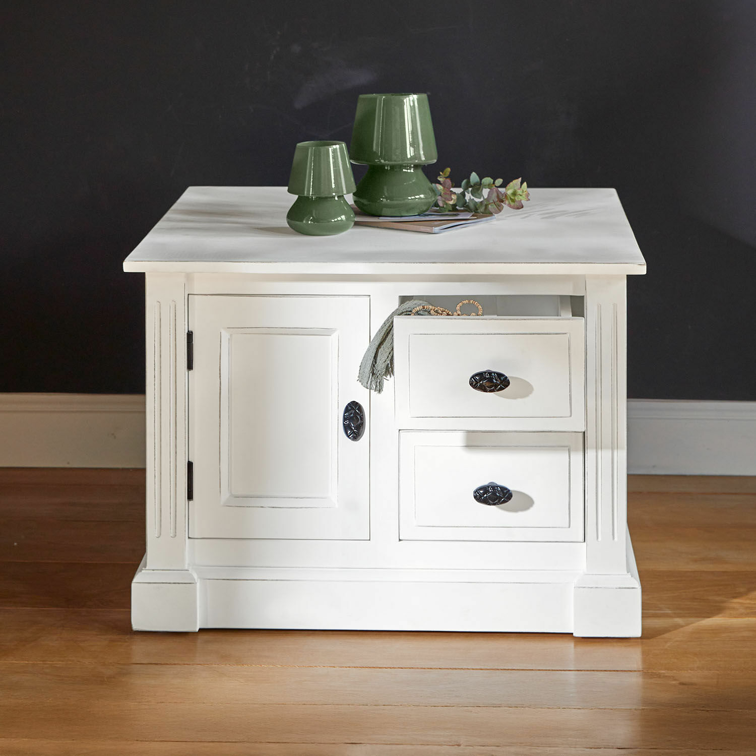 Salontafel Lune Sauvage Witte houten tafel met lades en groene keramische lampen erop, meubel voor woonkamer