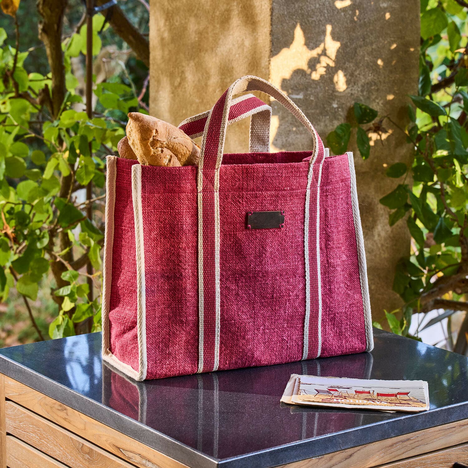 Cabas Norisse Sac de courses rouge en tissu naturel avec bandes claires, parfait pour le pain et les courses quotidiennes
