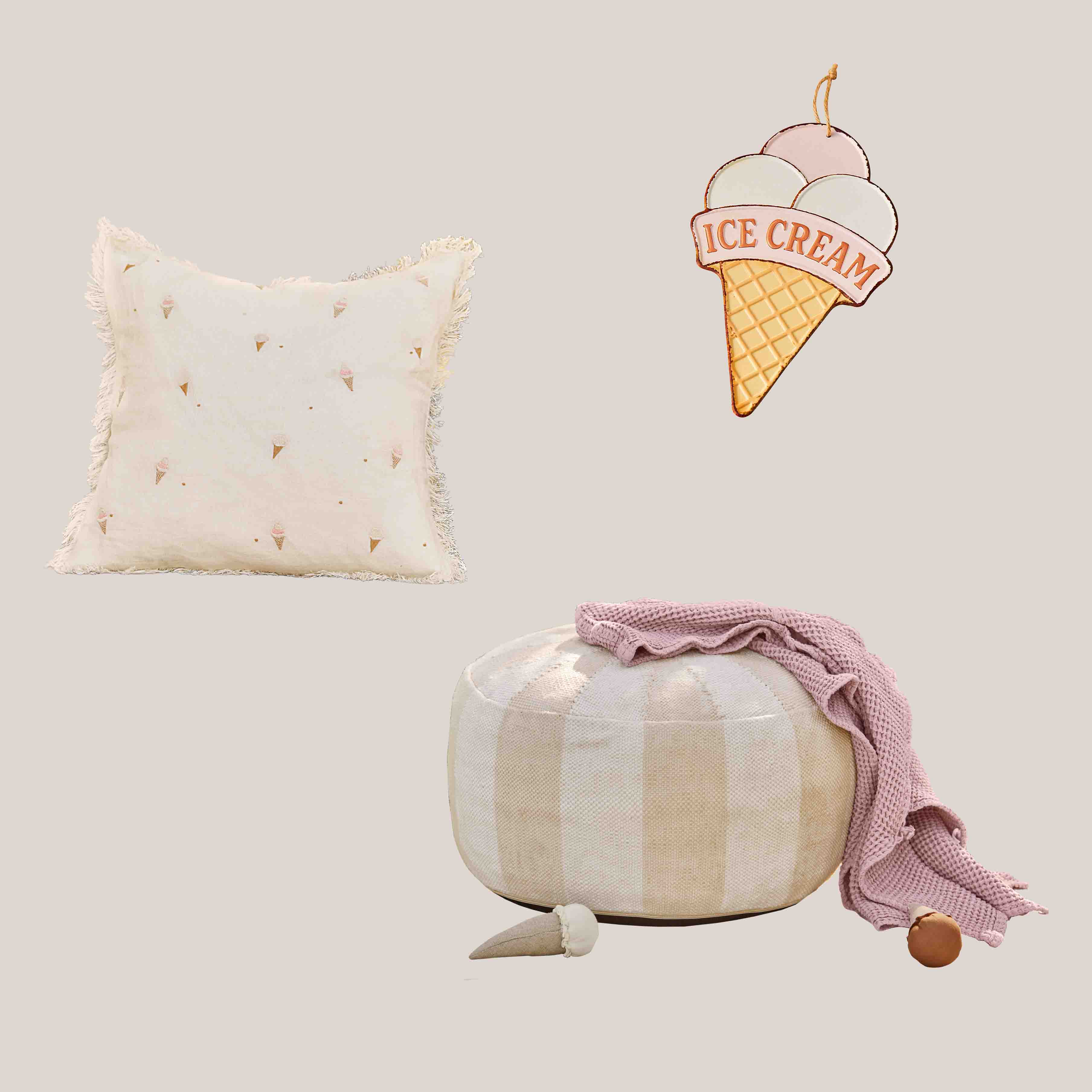 Coussin beige à franges avec motif de cornets de glace, pouf rond à carreaux et couverture rose