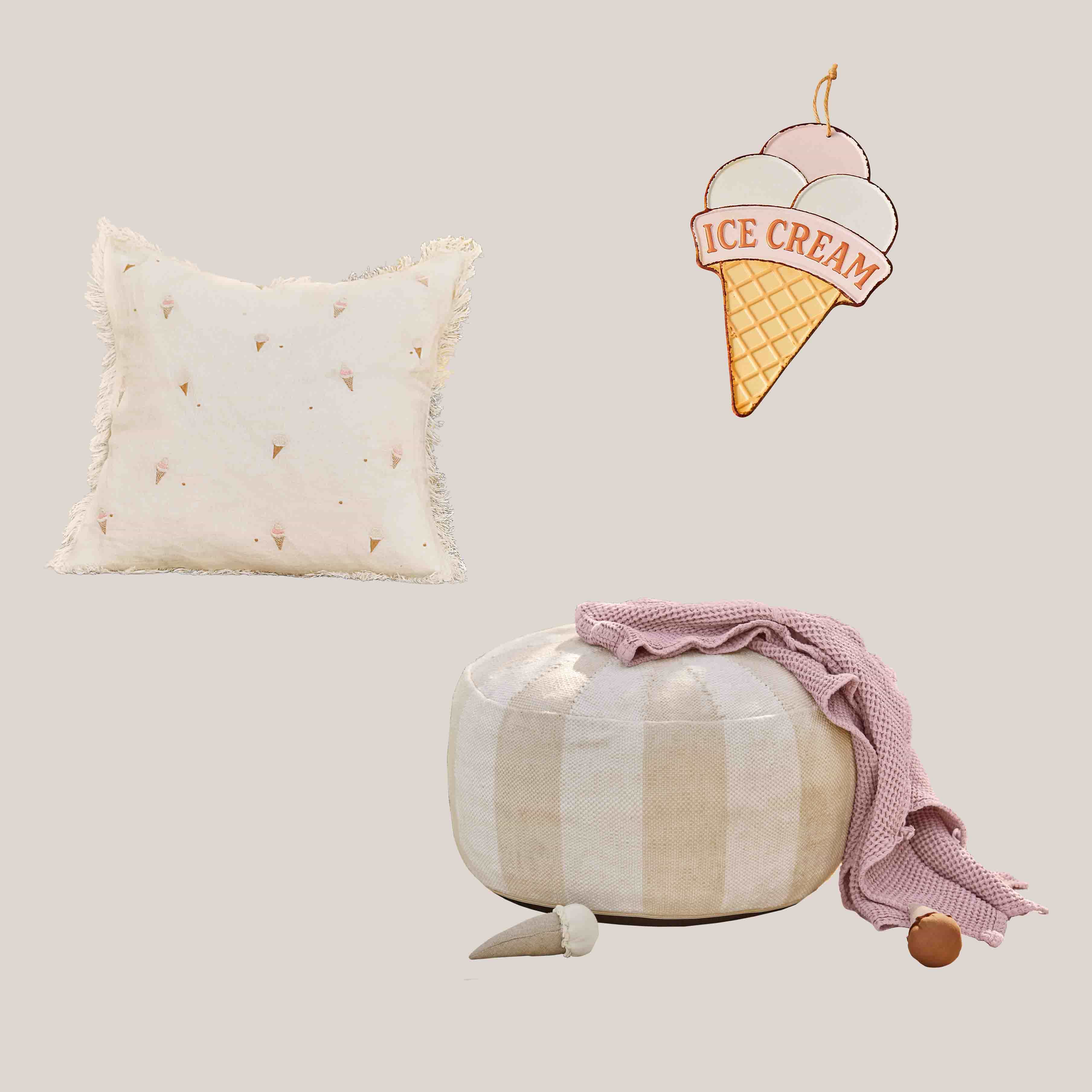 Coussin beige à franges avec motif de cornets de glace, pouf rond à carreaux et couverture rose