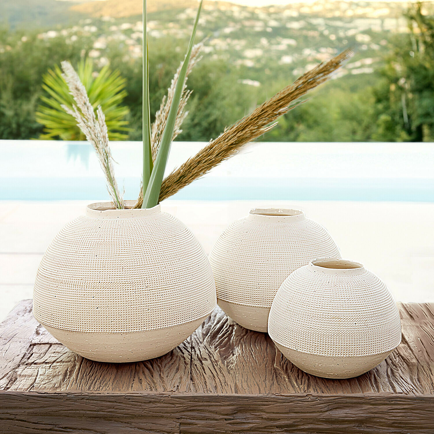 Vaas set van 3 Émoliane Set van drie ronde beige keramische vazen op houten tafel, stijlvolle woondecoratie