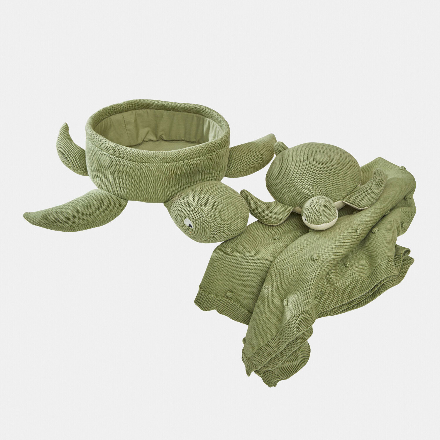 Groene gebreide opbergmand en schildpadknuffel van zacht materiaal, kinderkamerdecoratie en organisatie