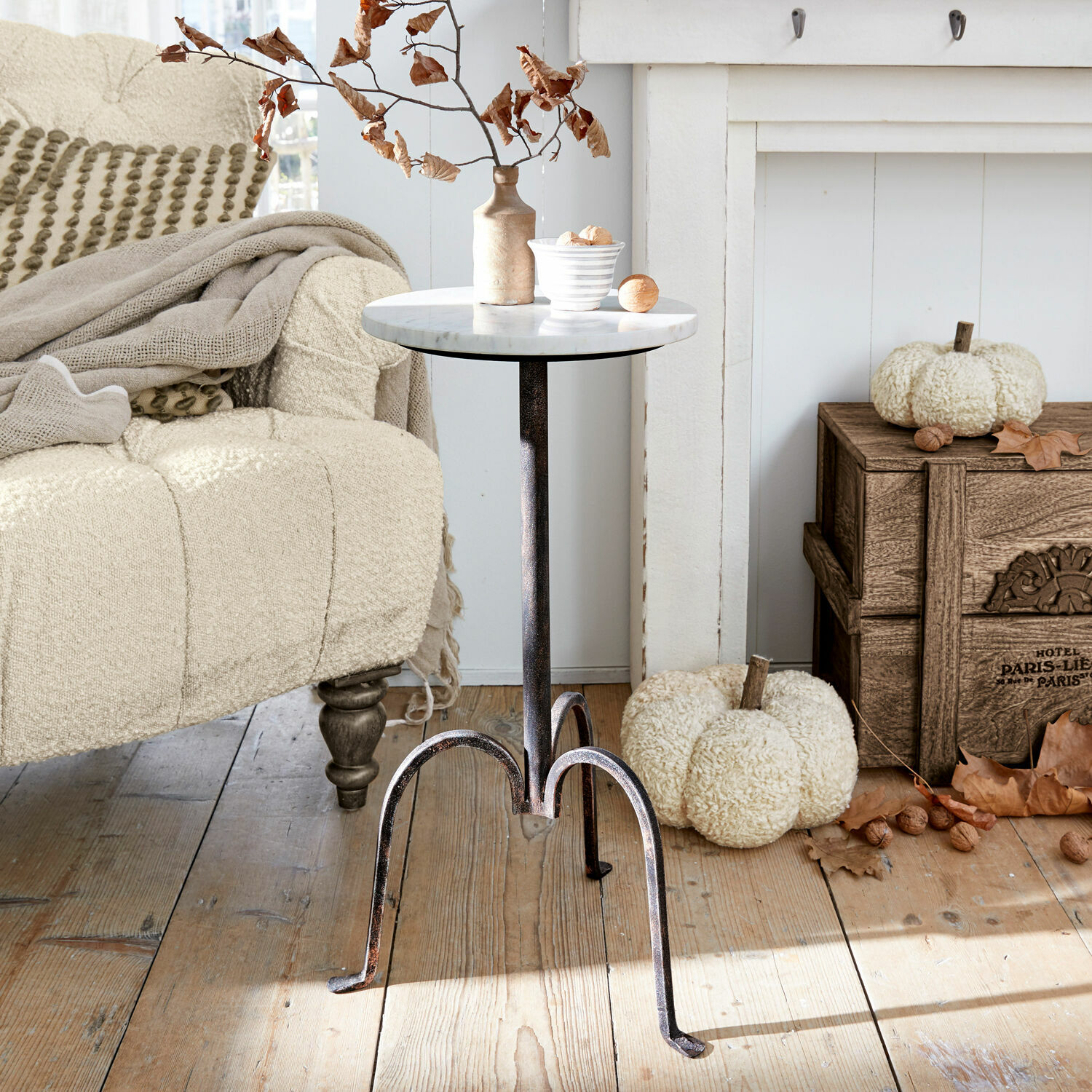 Table d'appoint Taylor Table d'appoint avec plateau en marbre et base en métal dans un salon rustique avec canapé beige