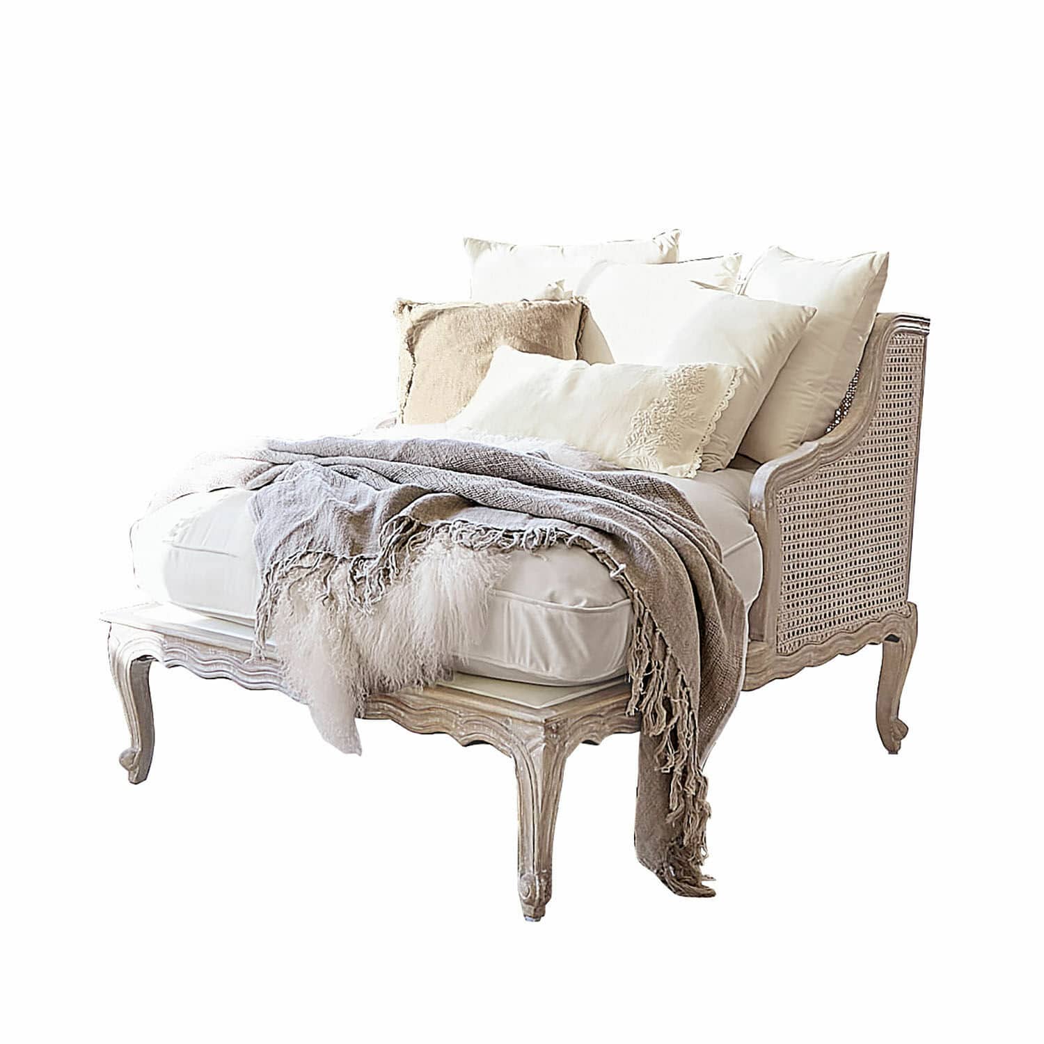 Méridienne Dronne Chaise longue en bois clair avec dossier en cannage, coussins crème et plaid gris pour salon cosy