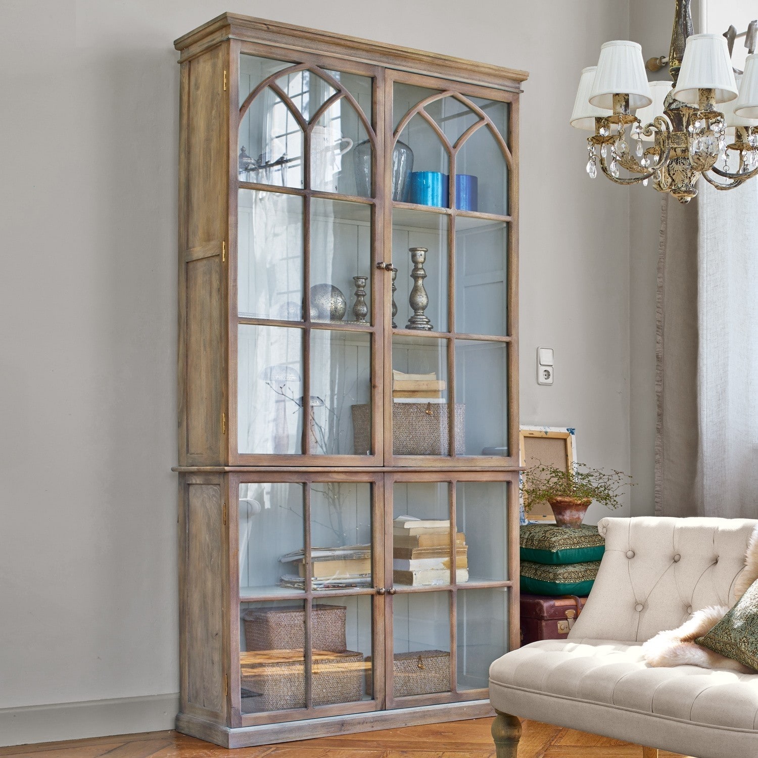 Kast Garrard Vitrinekast van natuurlijk hout met glazen deuren en decoratieve planken in de woonkamer