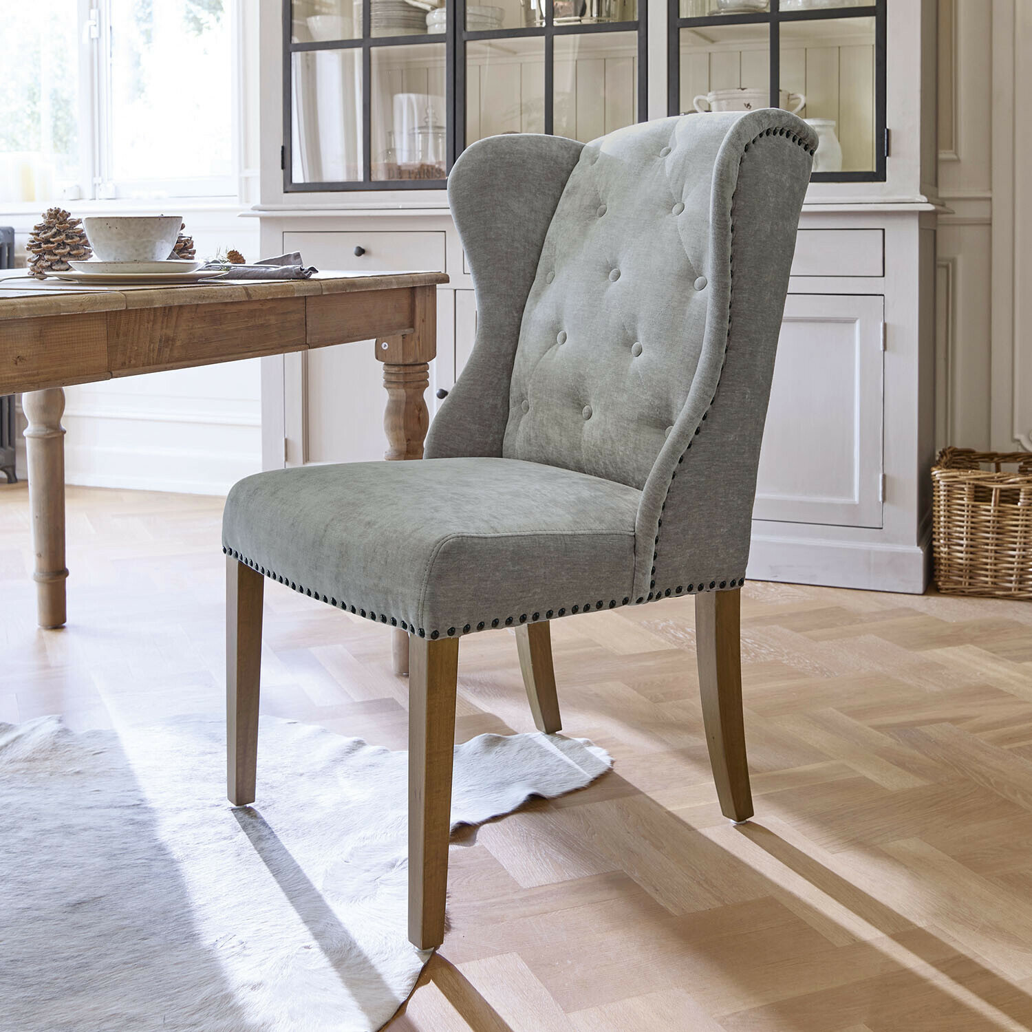 Stoel Remi Grijze gestoffeerde vintage stoel met houten poten voor eetkamer, huismeubilair
