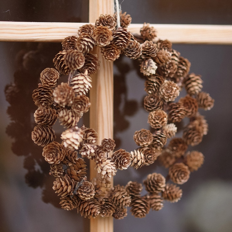 Natuurlijke krans van bruine dennenappels, rustieke decoratie voor deur of muur