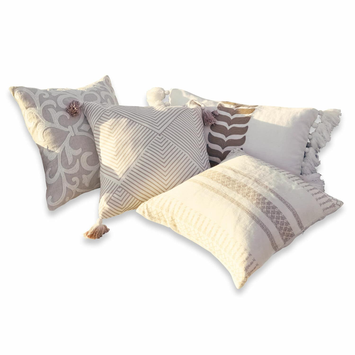 Lot de 4 housses de coussins Olette Ensemble de quatre coussins décoratifs en coton beige et crème avec motifs et pompons pour salon