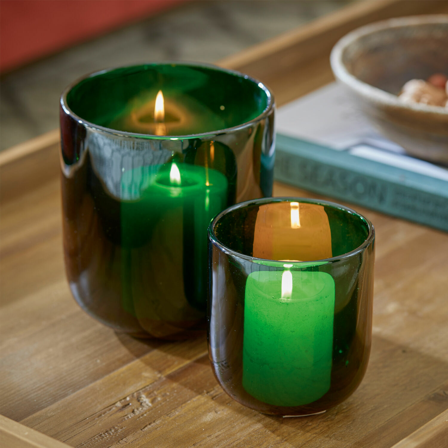 Windlicht set van 2 Theodor Twee groene glazen windlichten met brandende kaarsen op houten tafel, sfeervolle woondecoratie