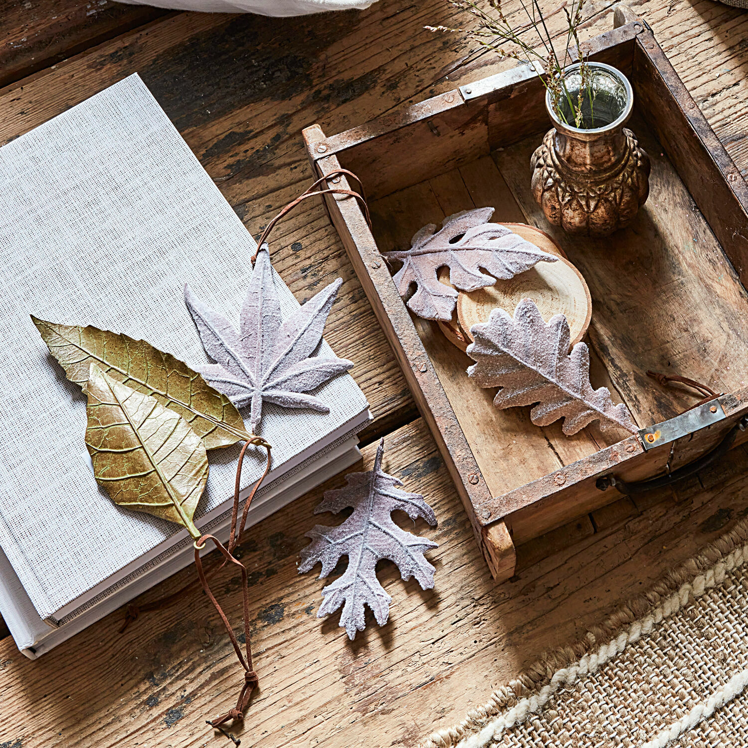 Blad set van 6 Merel Decoratieve gouden en grijze bladeren op houten tafel met boek en rustieke schaal