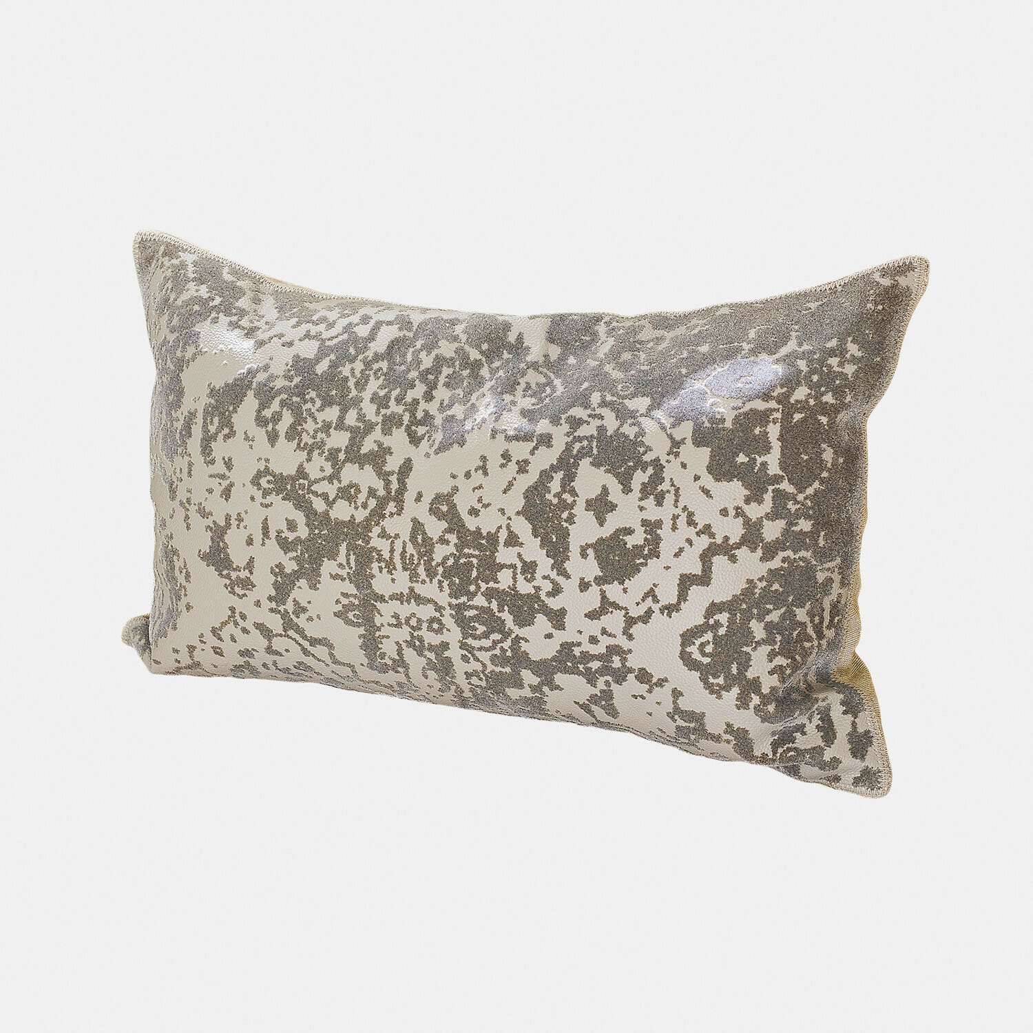 Coussin rectangulaire beige clair avec motif gris pour décoration intérieure élégante