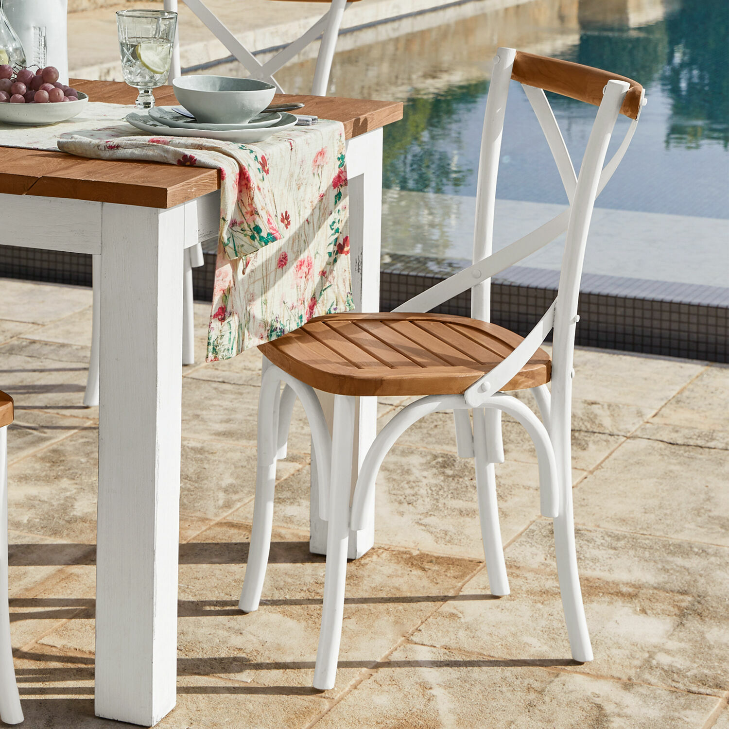 Chaise Kirkdale Chaise de jardin en métal blanc avec assise en bois, style rustique près de la piscine