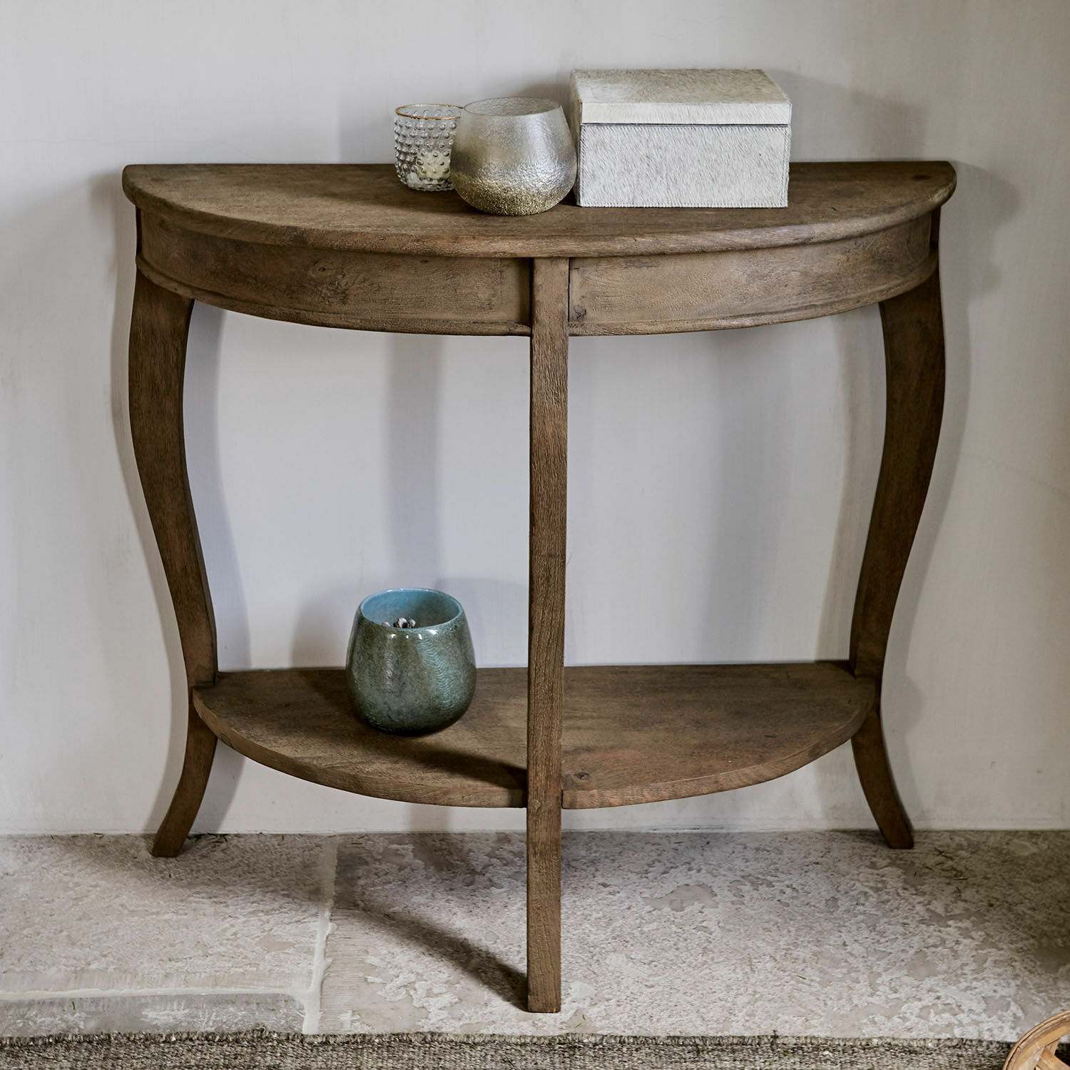 Sidetable Crowley Halfronde houten tafel in natuurlijke kleur met plank, geschikt voor woonkamer of hal
