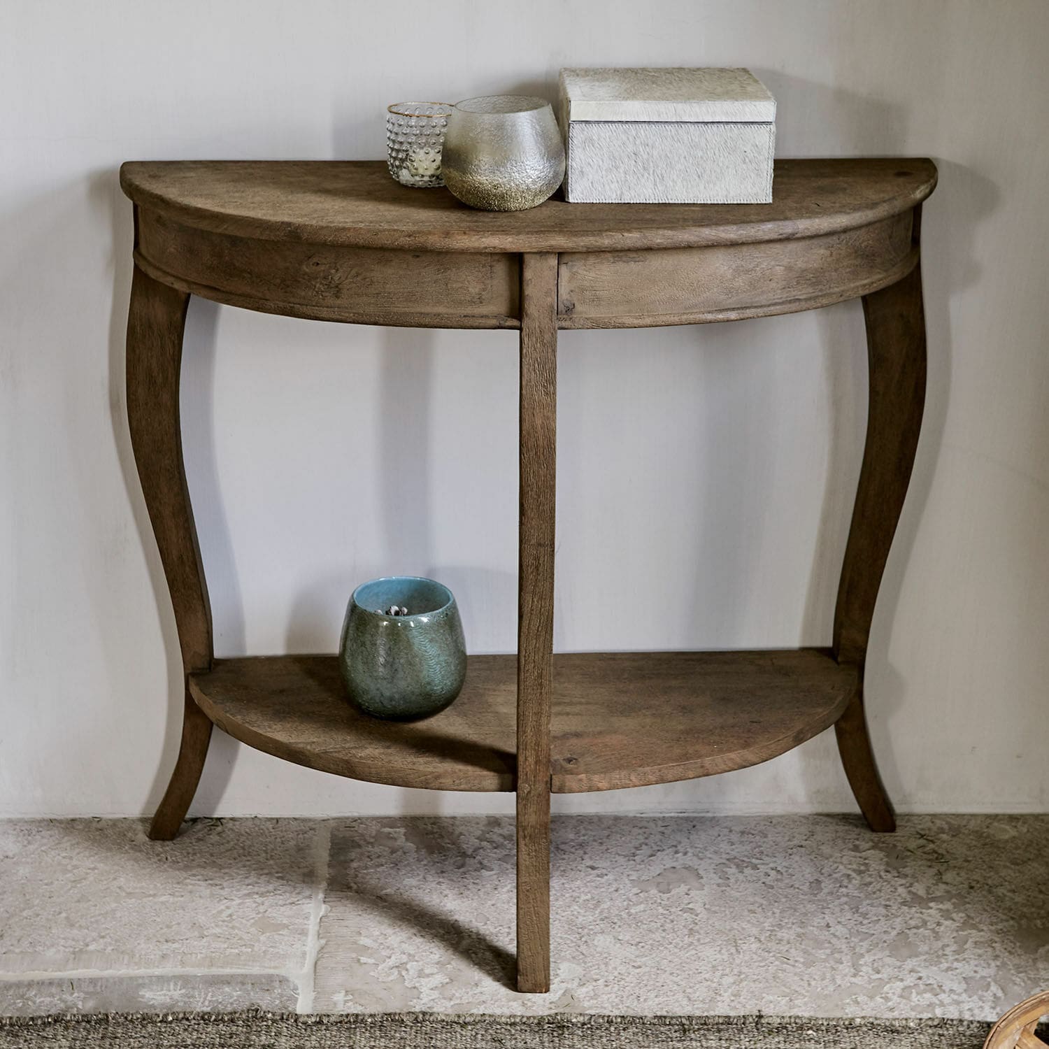 Sidetable Crowley Halfronde houten tafel in natuurlijke kleur met plank, geschikt voor woonkamer of hal
