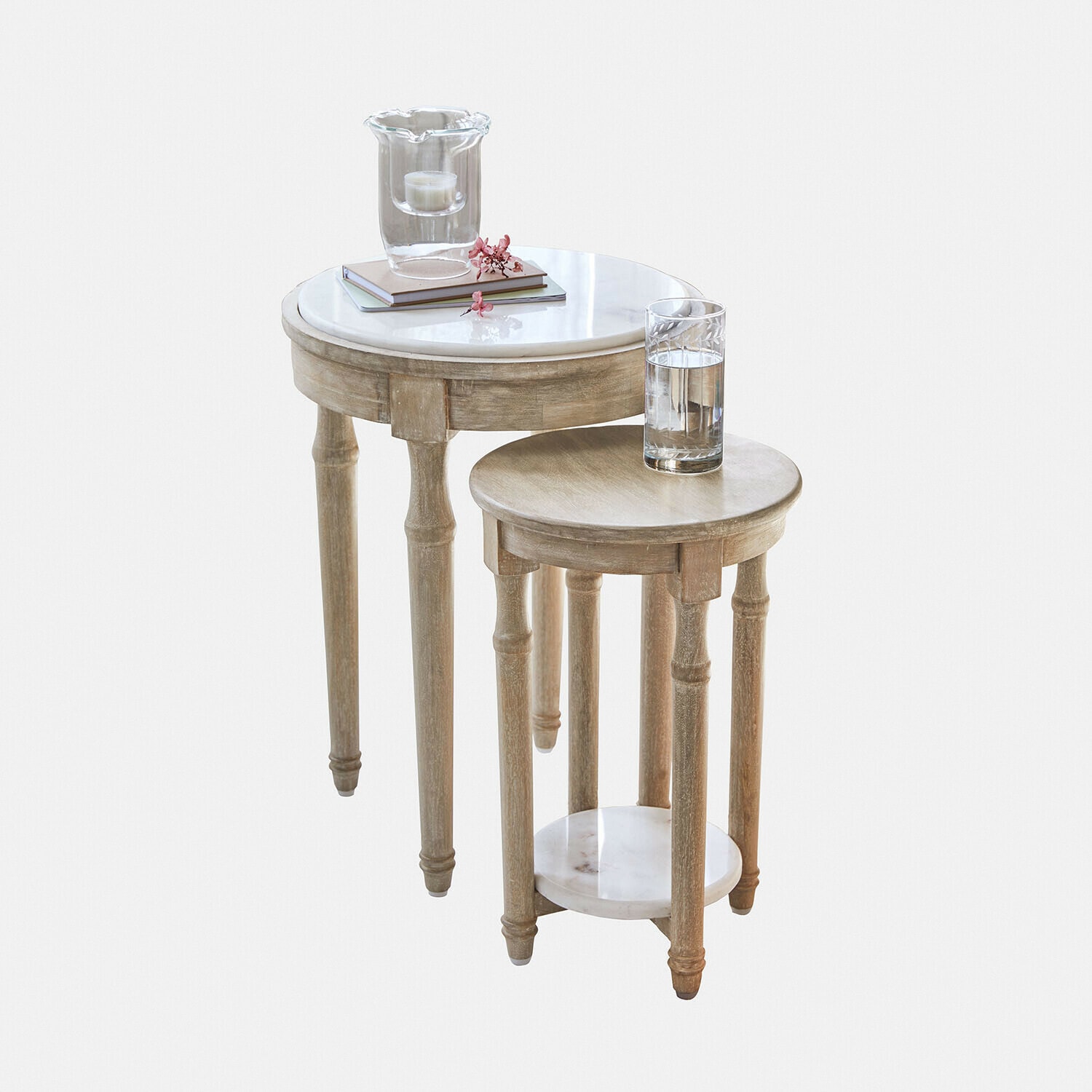 Lot de 2 tables d’appoint Camélune Ensemble de deux tables d'appoint rondes en bois clair avec plateaux en marbre blanc