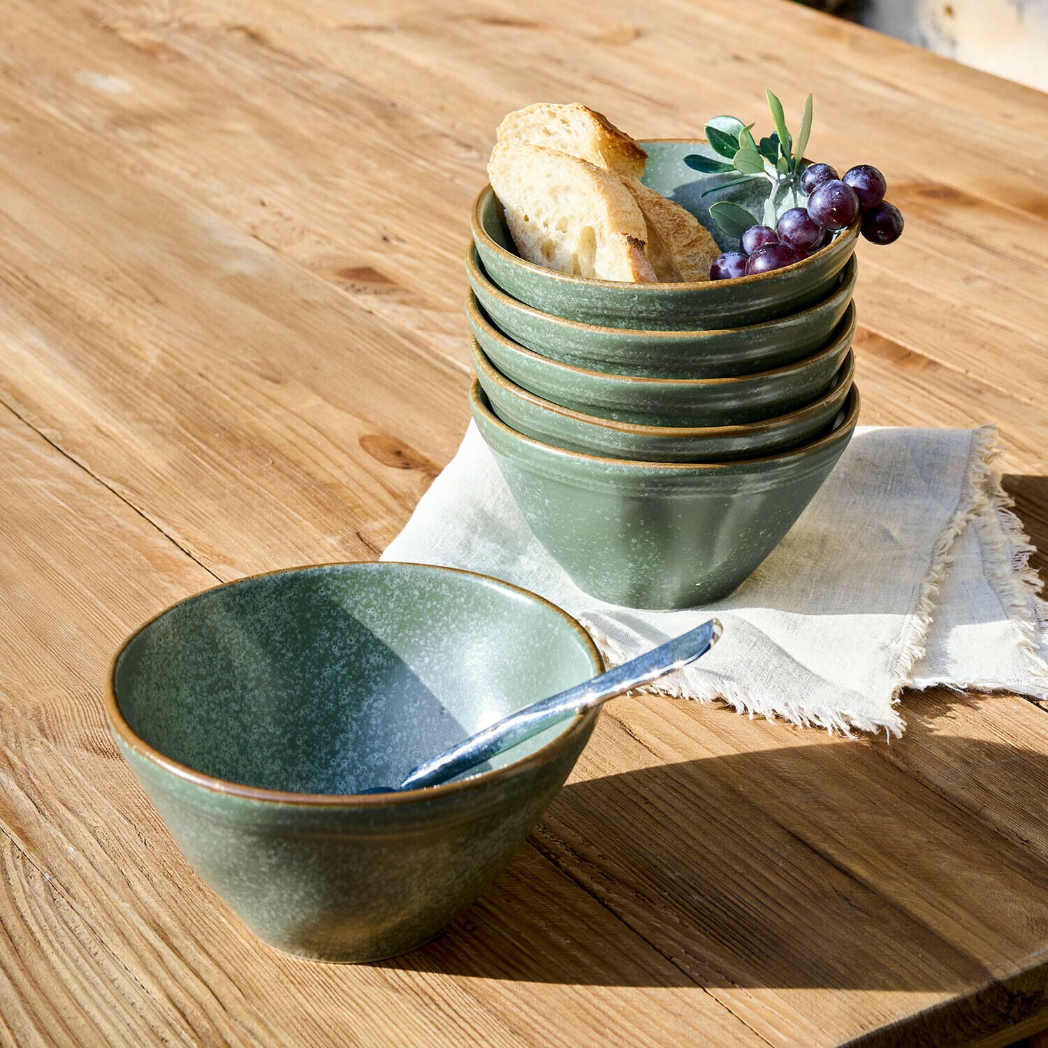 Kommetje set van 6 Norrvik Set groene keramische kommen op houten tafel met brood en druiven voor keuken gebruik
