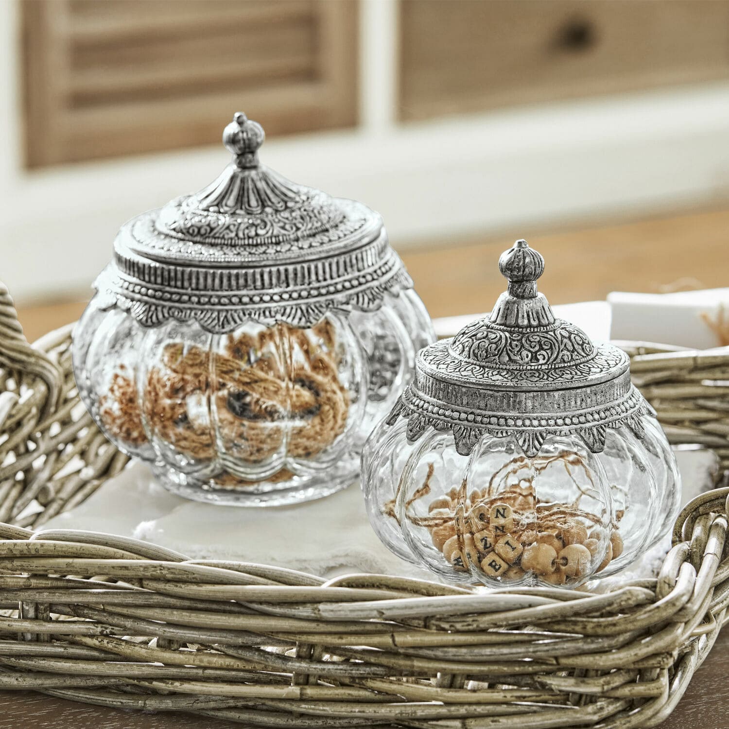 Glazen pot set van 2 Madelon Glazen potten met decoratieve metalen deksels in vintage stijl op een houten dienblad