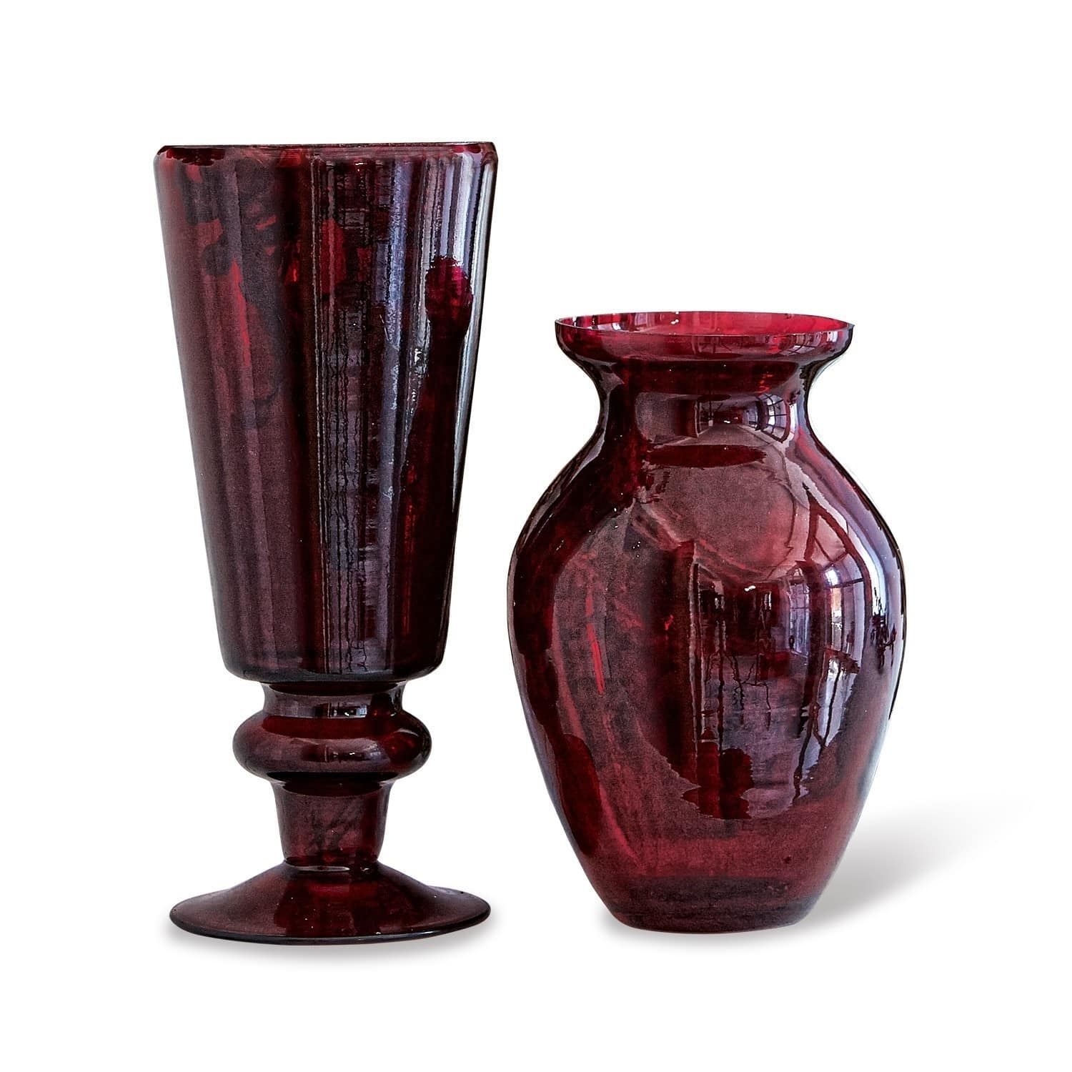 Lot de 2 vases Darian Ensemble de deux vases en verre rouge de formes différentes pour décoration intérieure