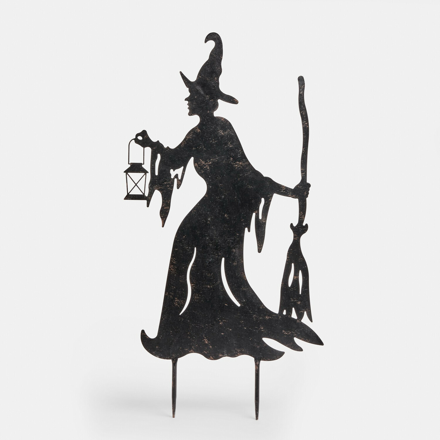 Zwarte metalen tuindecoratie in de vorm van een heks met lantaarn en bezem voor Halloween