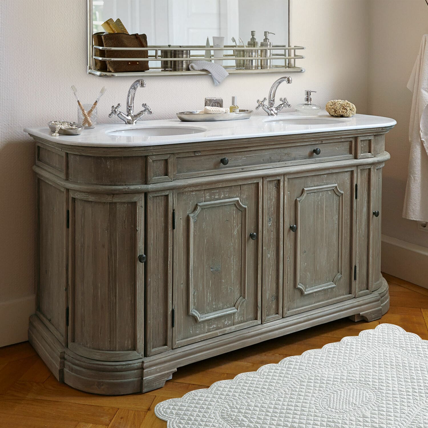 Badkamermeubel met dubbele wastafel Pembroke Vintage houten badkamermeubel met wit marmeren blad en dubbele wastafel