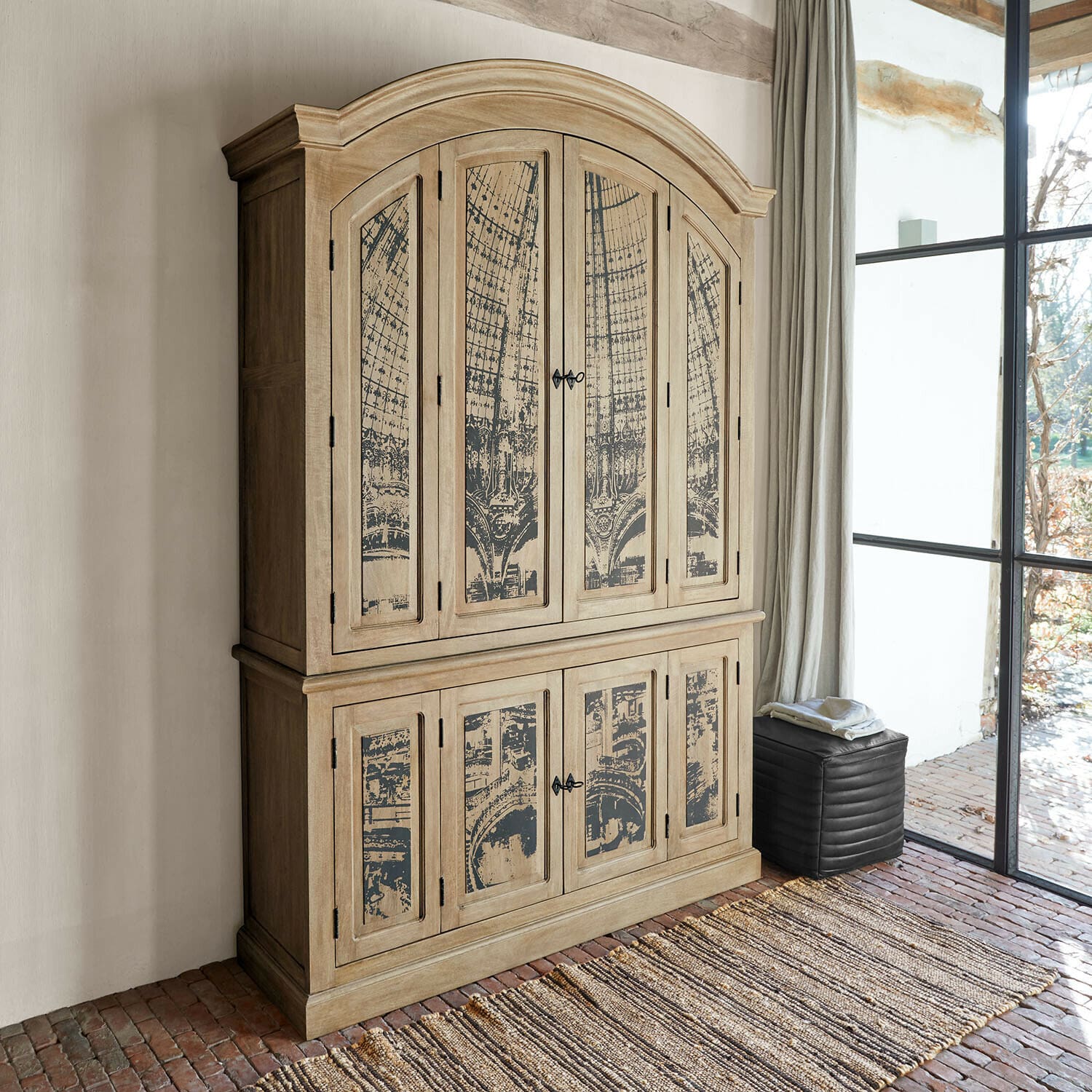 Kast Albanne Houten kast in beige met decoratieve vintage panelen voor stijlvolle woonkameropslag