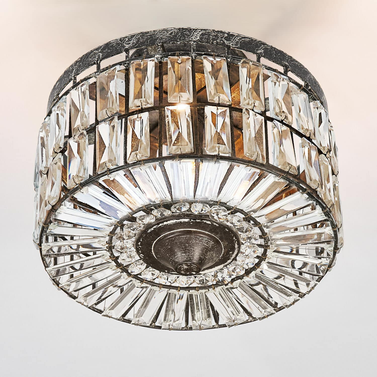 Plafondlamp Hutton Ronde plafondlamp van metaal met transparante kristallen, decoratieve woonkamerlamp
