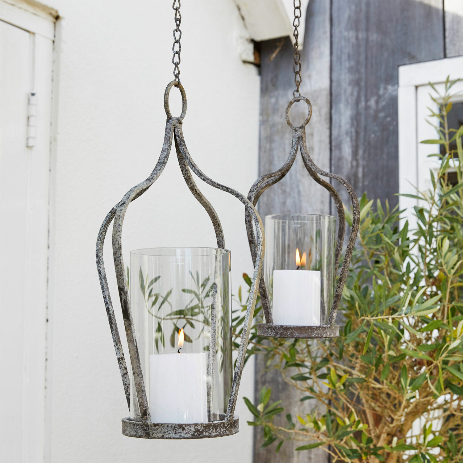 Hanglantaarn set van 2 Mikella Hangende metalen lantaarns in vintage stijl met witte kaarsen en glas voor tuindecoratie